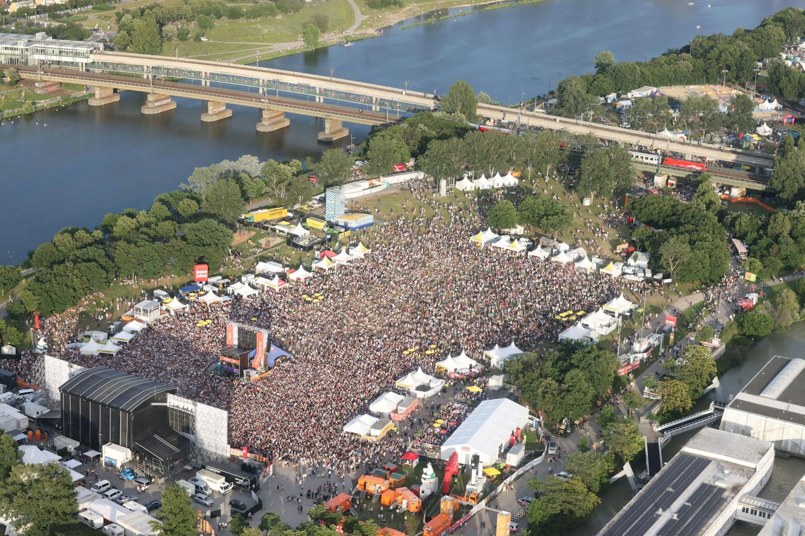 Tausende kamen am Samstag auf die Donauinsel um Musiklegende Wolfgang Ambros & Co. abzufeiern.