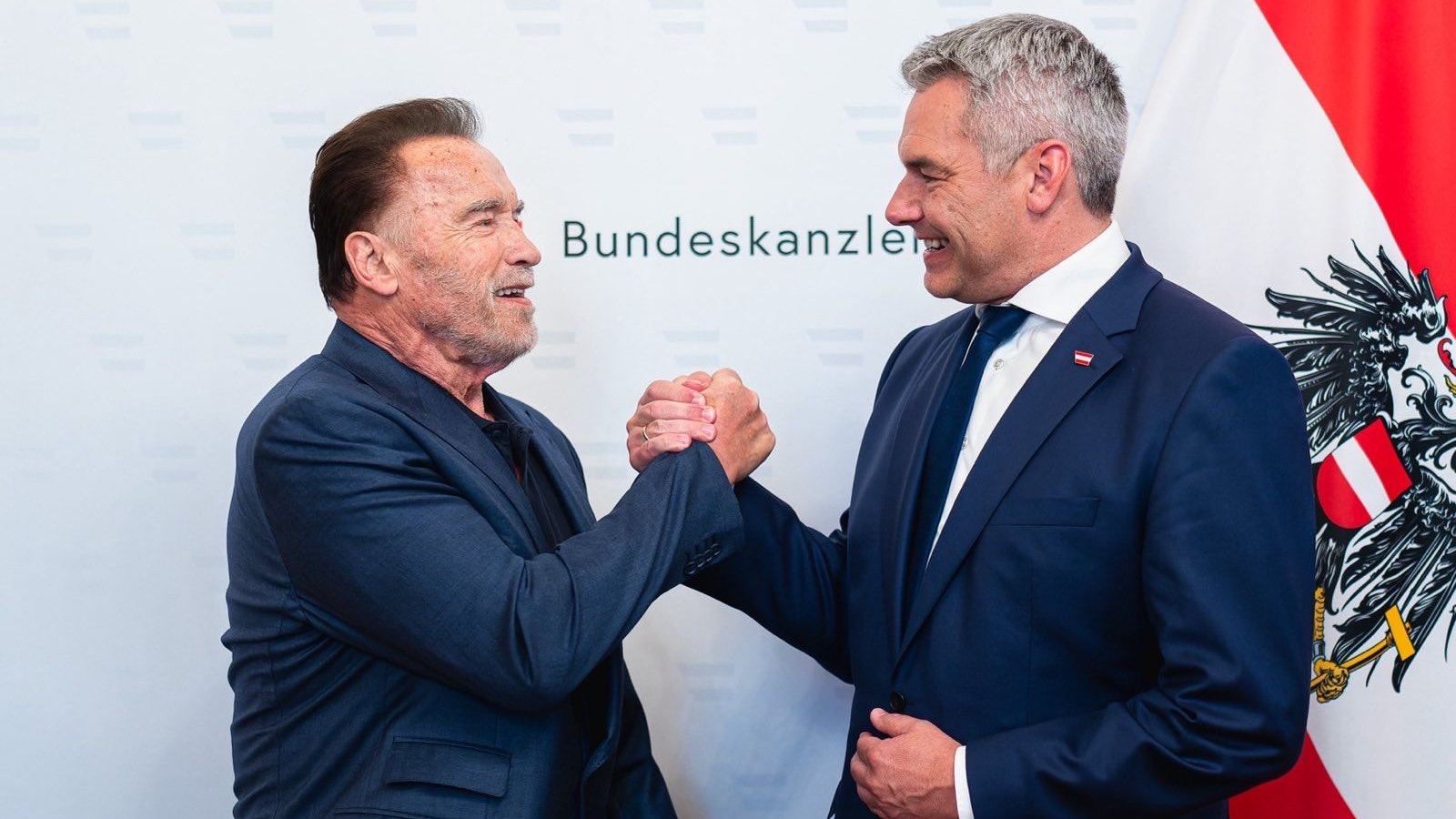 Armdrücken: Arnold Schwarzenegger mit Kanzler Karl Nehammer am Rande des "Austrian World Summit" im Bundeskanzleramt in Wien