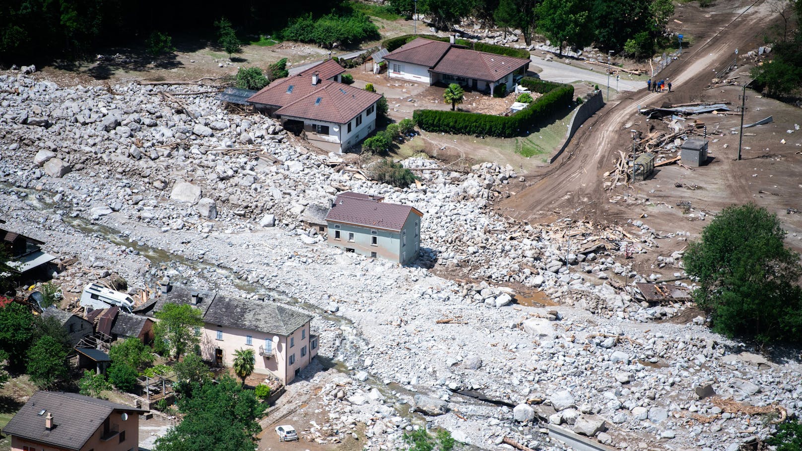 Im Schweizer Misox haben am 21. Juni heftige Unwetter eine Spur der Verwüstung hinterlassen. Eine Gerölllawine traf die Ortschaft Lostallo, zerstörte mehre Häuser. Drei Menschen gelten nach der Rettung einer Verschütteten noch als vermisst.