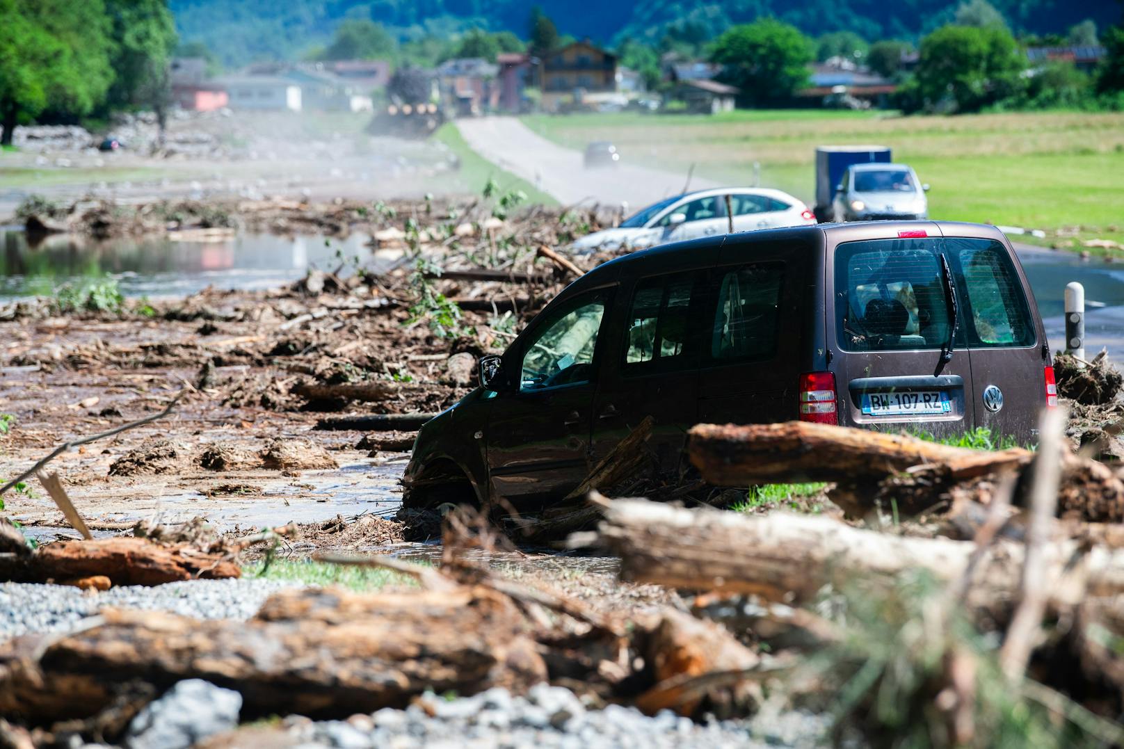 Im Schweizer Misox haben am 21. Juni heftige Unwetter eine Spur der Verwüstung hinterlassen. Eine Gerölllawine traf die Ortschaft Lostallo, zerstörte mehre Häuser. Drei Menschen gelten nach der Rettung einer Verschütteten noch als vermisst.