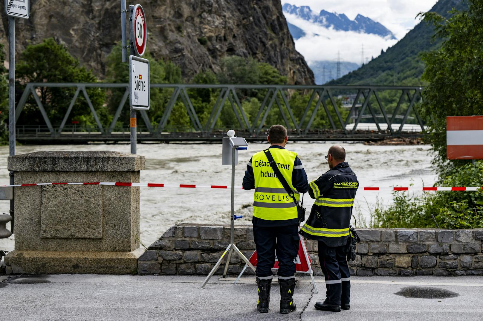 Auch der Wasserstand der Rhone im Wallis ist gefährlich angestiegen.