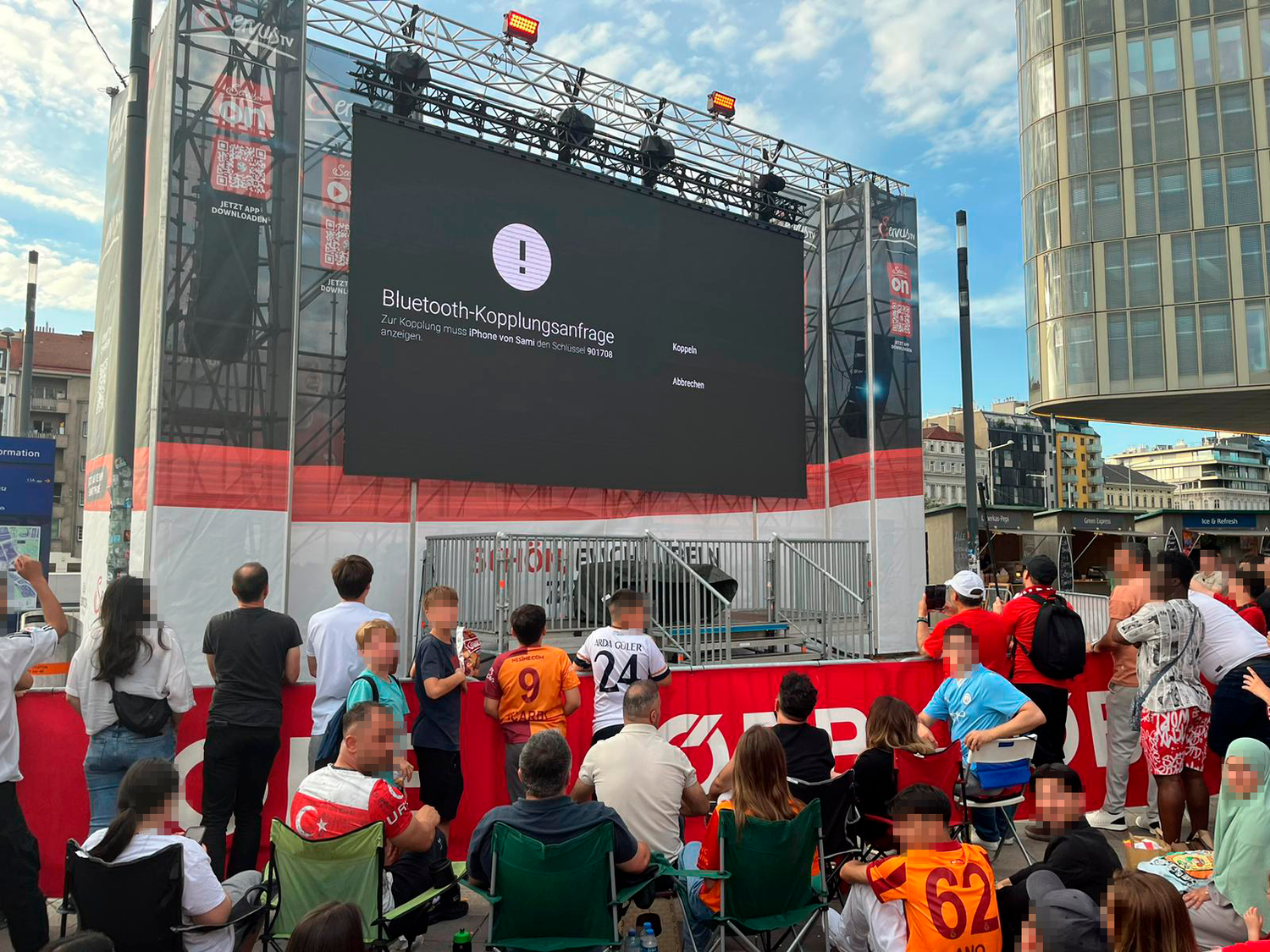 Frust beim Public Viewing am Hauptbahnhof. Ständig sei das Signal weg gewesen, ärgert sich ein Leserreporter
