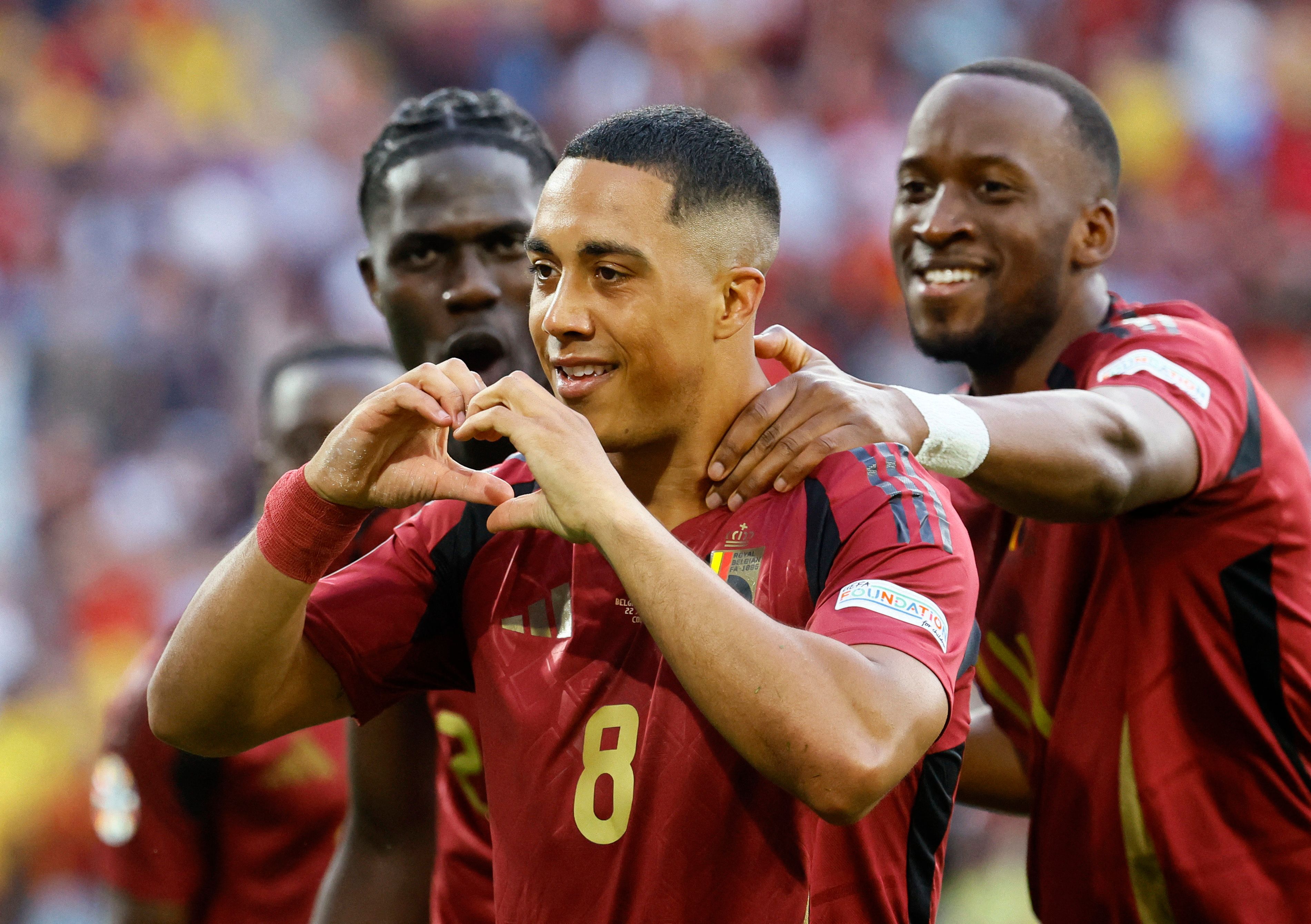 Belgien bejubelt den wichtigen Erfolg gegen Rumänien. 