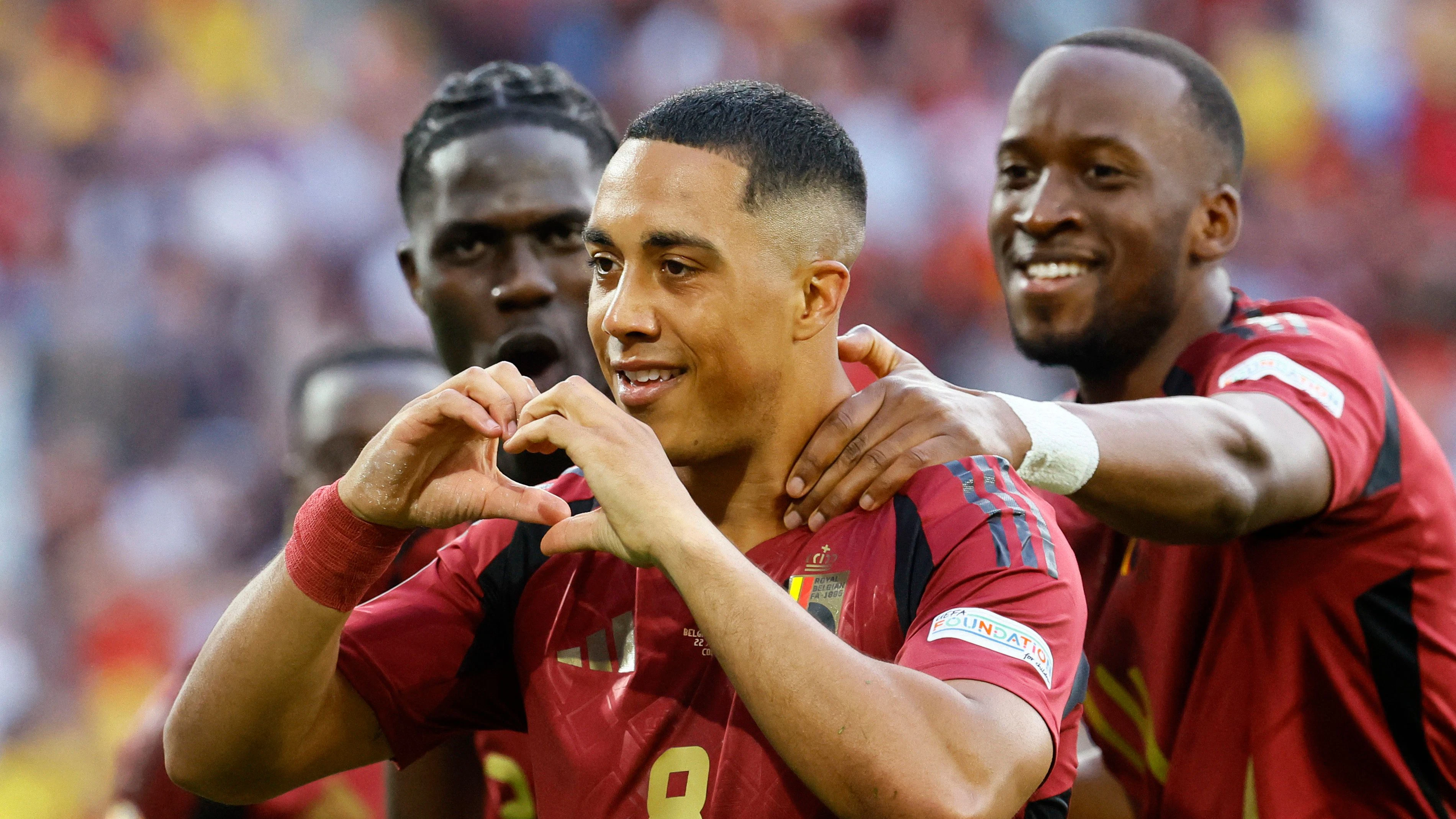 Belgien bejubelt den wichtigen Erfolg gegen Rumänien. 