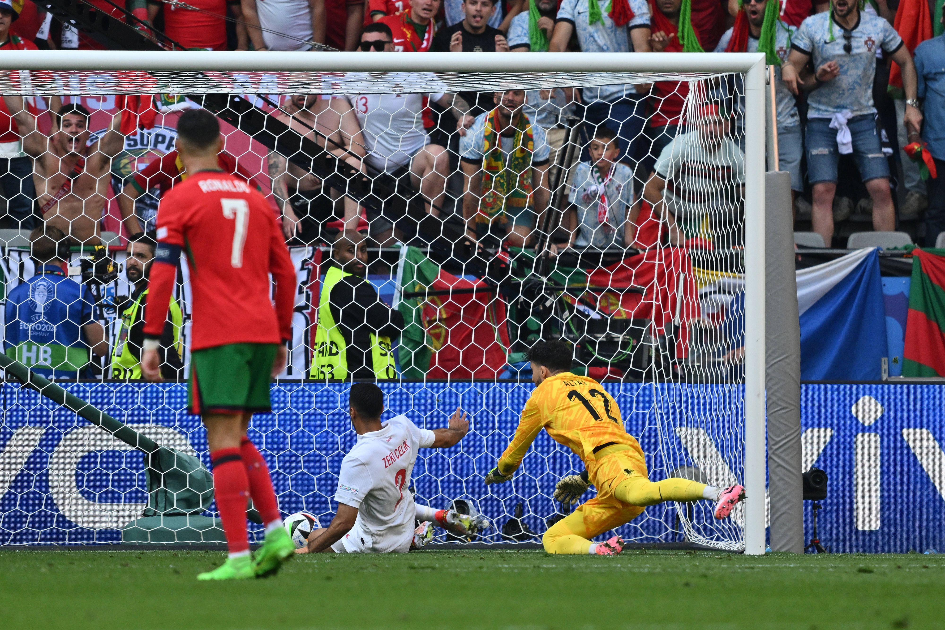 Samet Akaydin erzielt ein Slapstick-Eigentor gegen Portugal. 