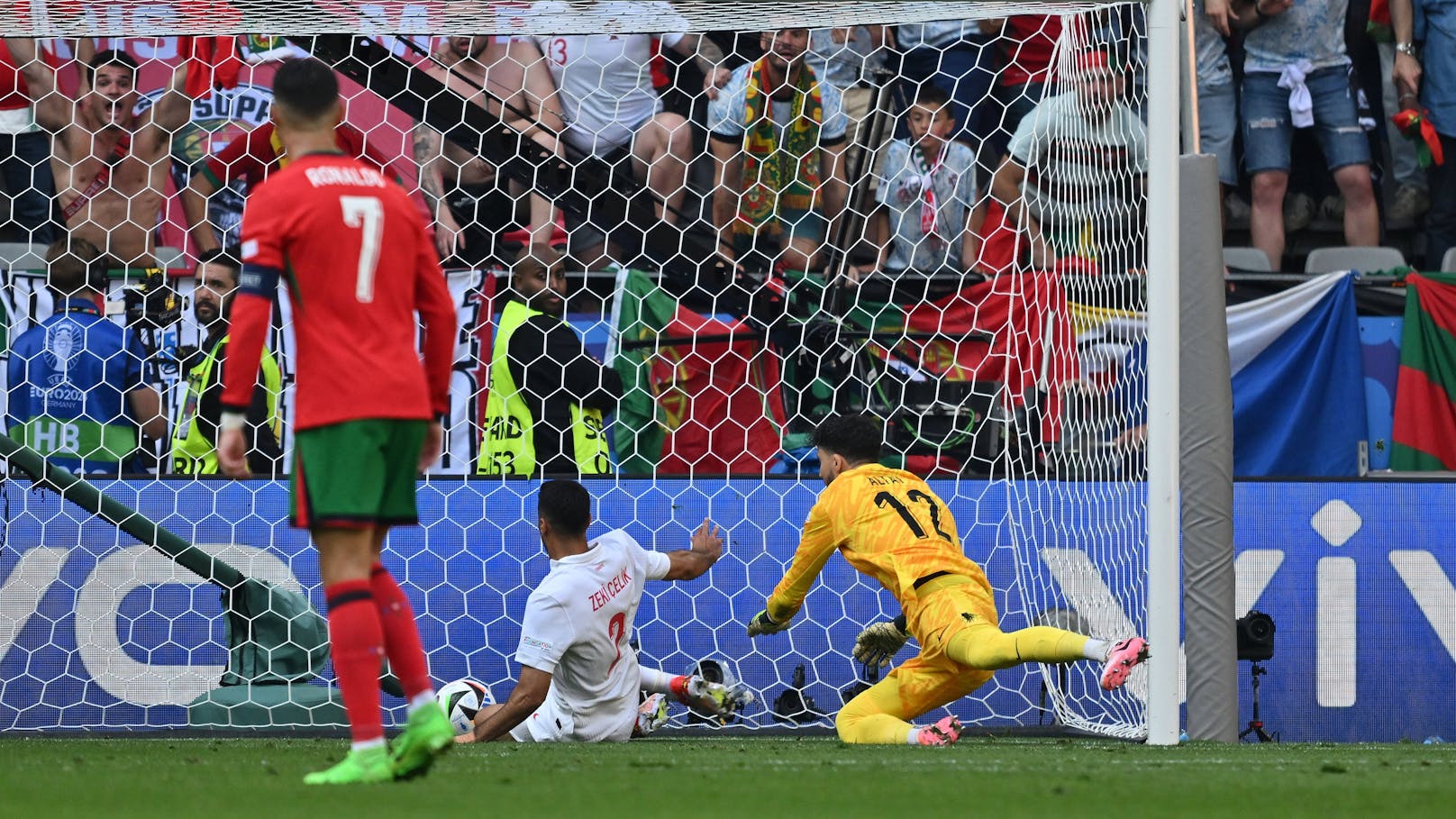 Mit Slapstick-Eigentor! Portugal fertigt die Türkei ab