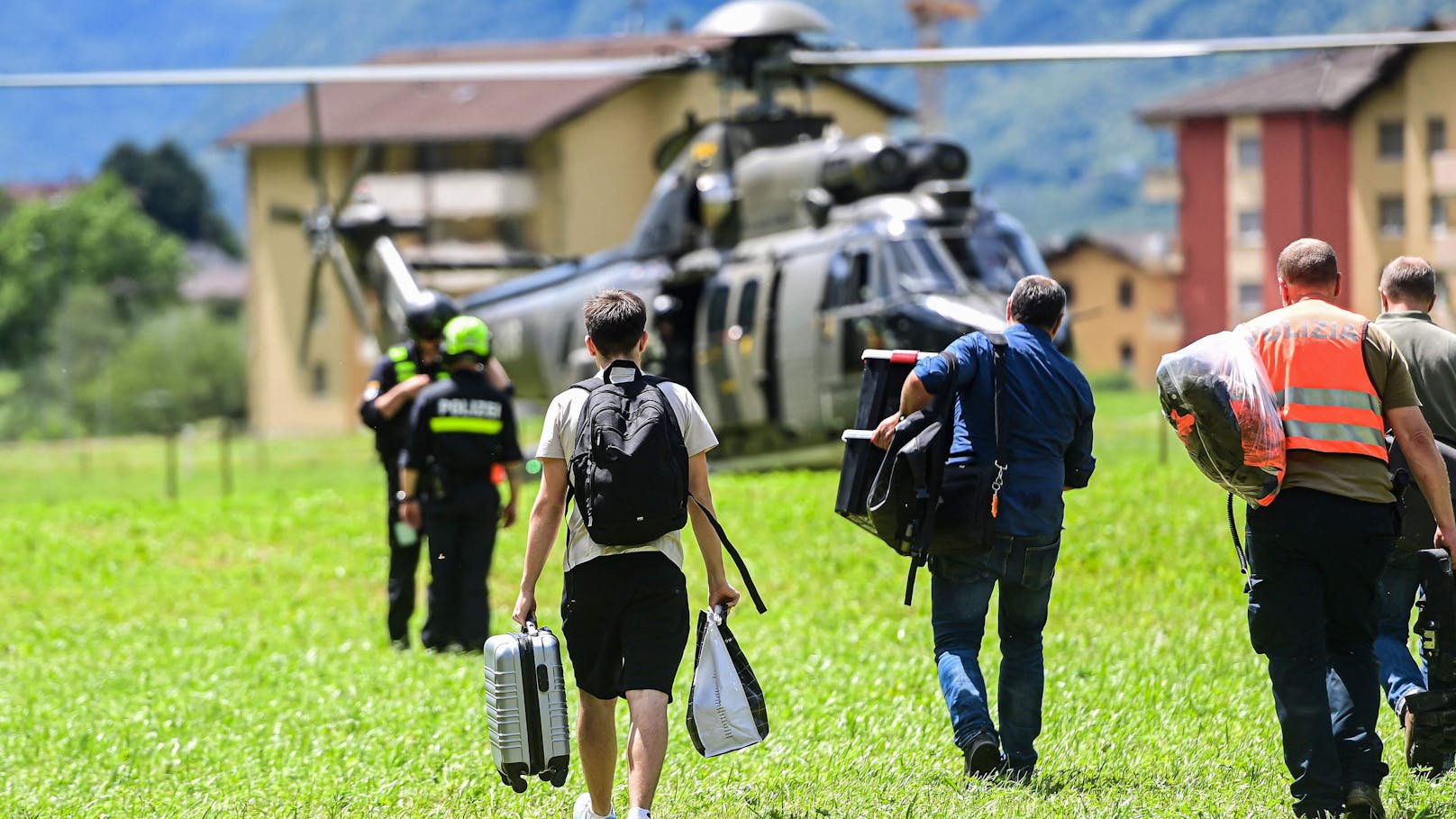 Die Armee ist mit Hubschraubern im Einsatz, fliegt Retter und Bewohner in die abgeschnittenen Orte.