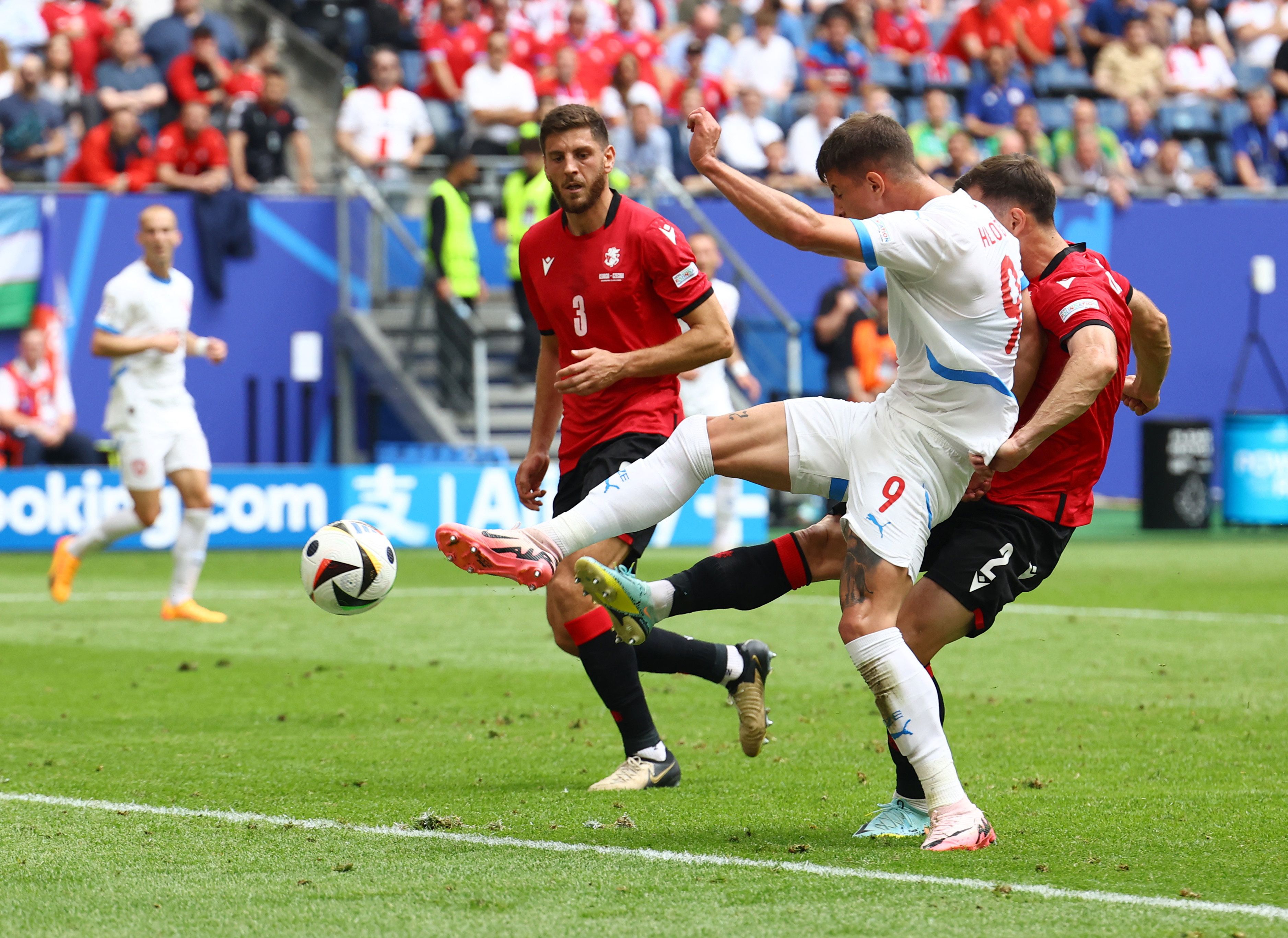 Tschechiens Adam Hlozek im Duell mit Georgien. 
