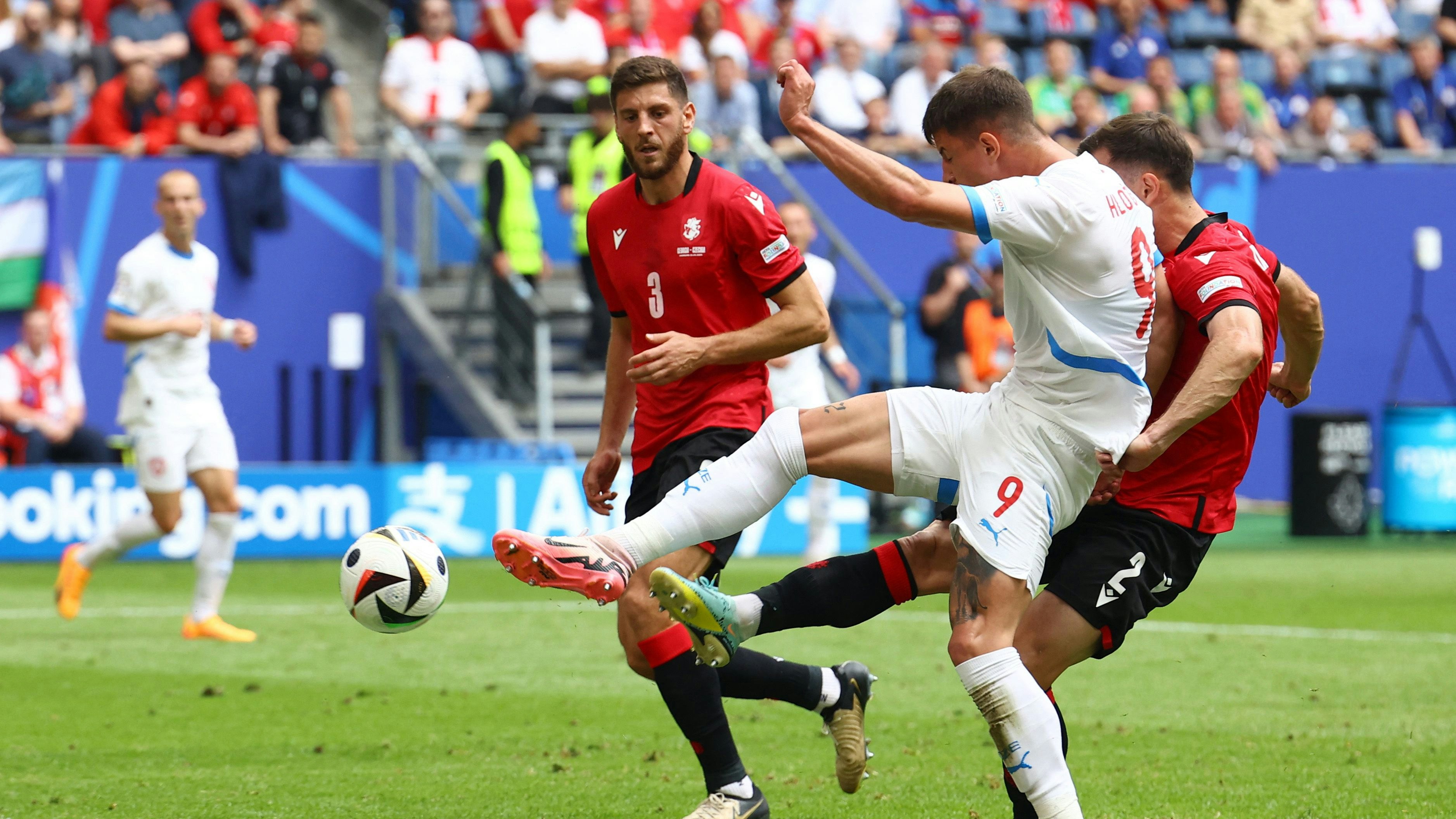 Tschechiens Adam Hlozek im Duell mit Georgien. 