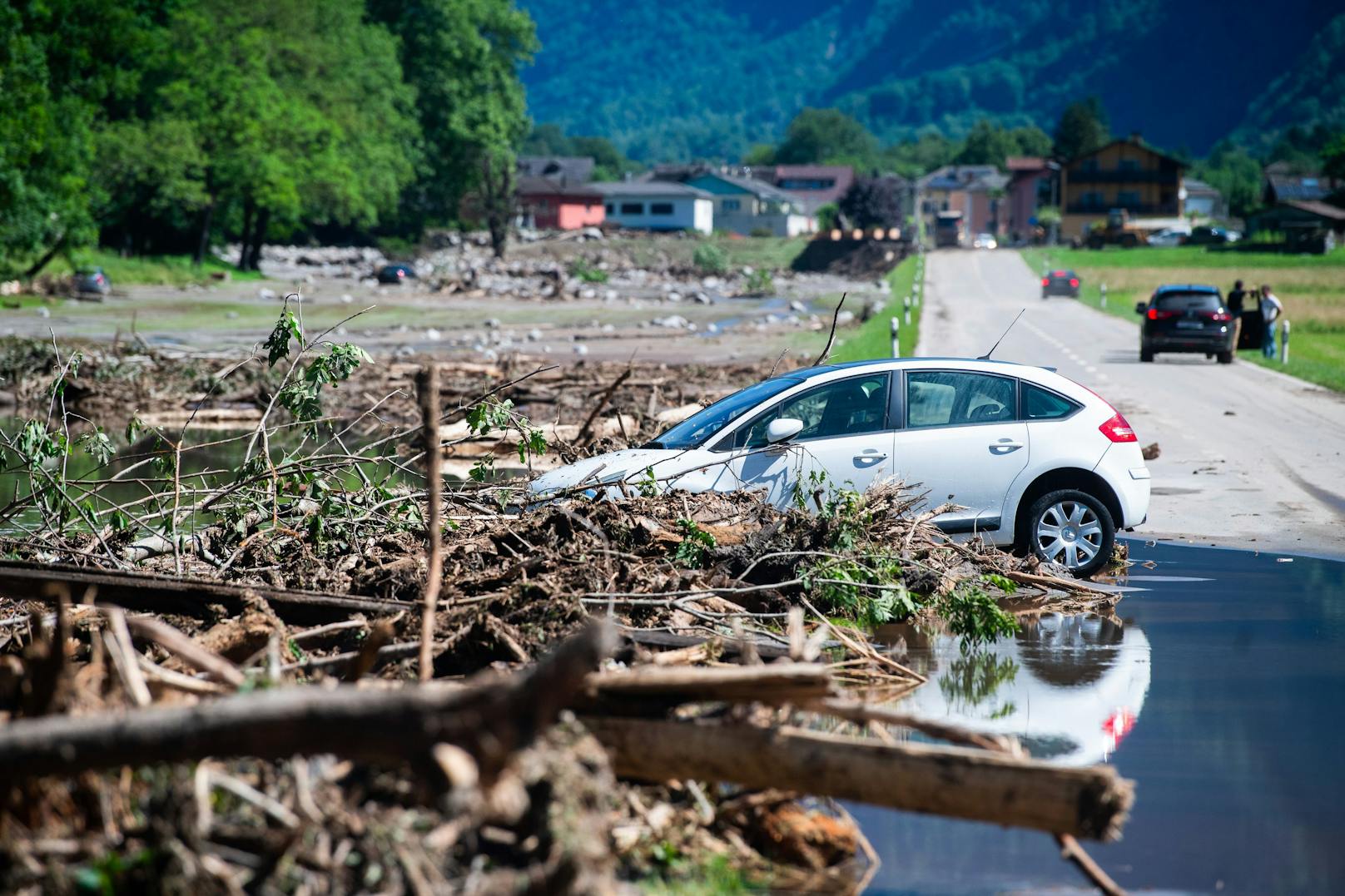 Im Schweizer Misox haben am 21. Juni heftige Unwetter eine Spur der Verwüstung hinterlassen. Eine Gerölllawine traf die Ortschaft Lostallo, zerstörte mehre Häuser. Drei Menschen gelten nach der Rettung einer Verschütteten noch als vermisst.