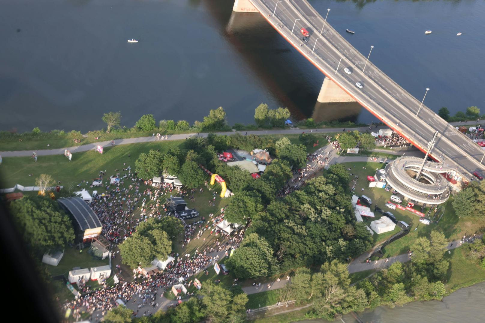Tausende kamen am Samstag auf die Donauinsel um Musiklegende Wolfgang Ambros & Co. abzufeiern.
