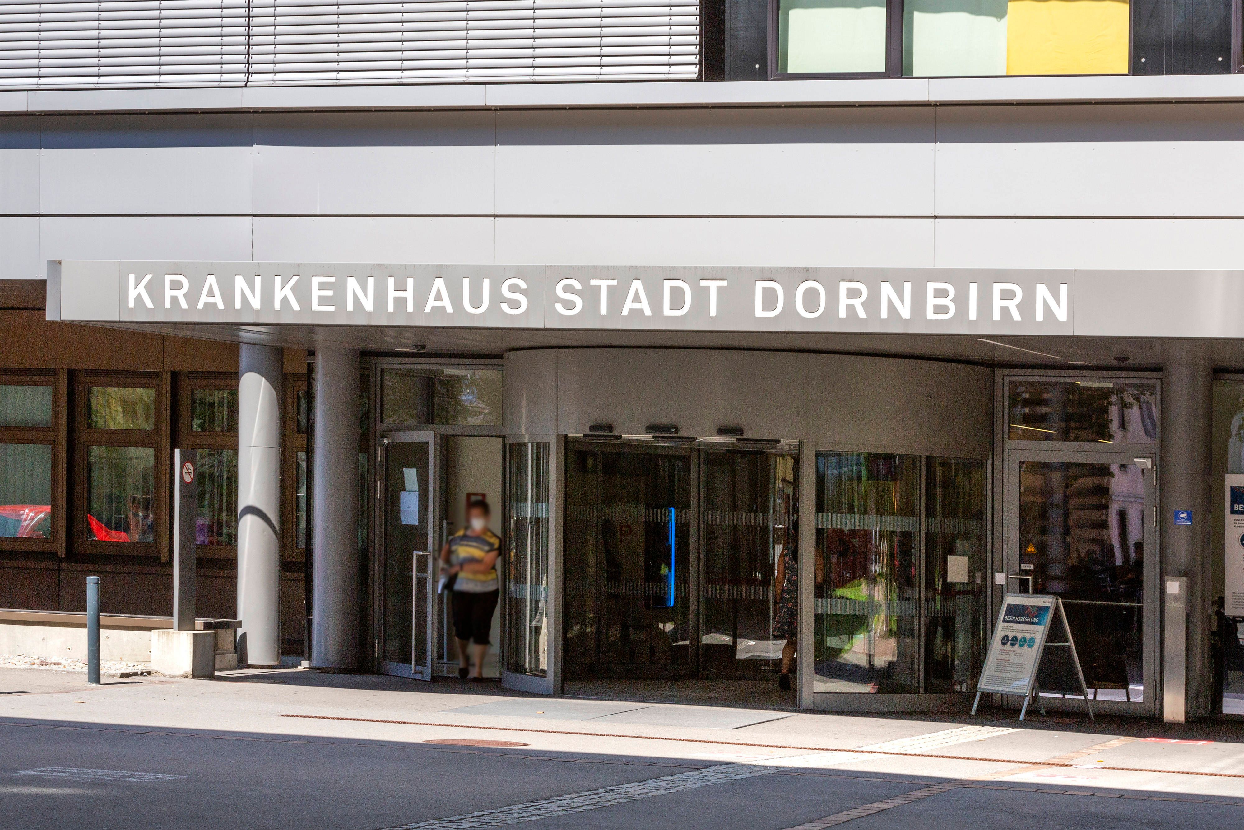Das Opfer war im Innenhof des Krankenhaus Dornbirn spazieren, als es zu dem erschütternden Übergriff kam.