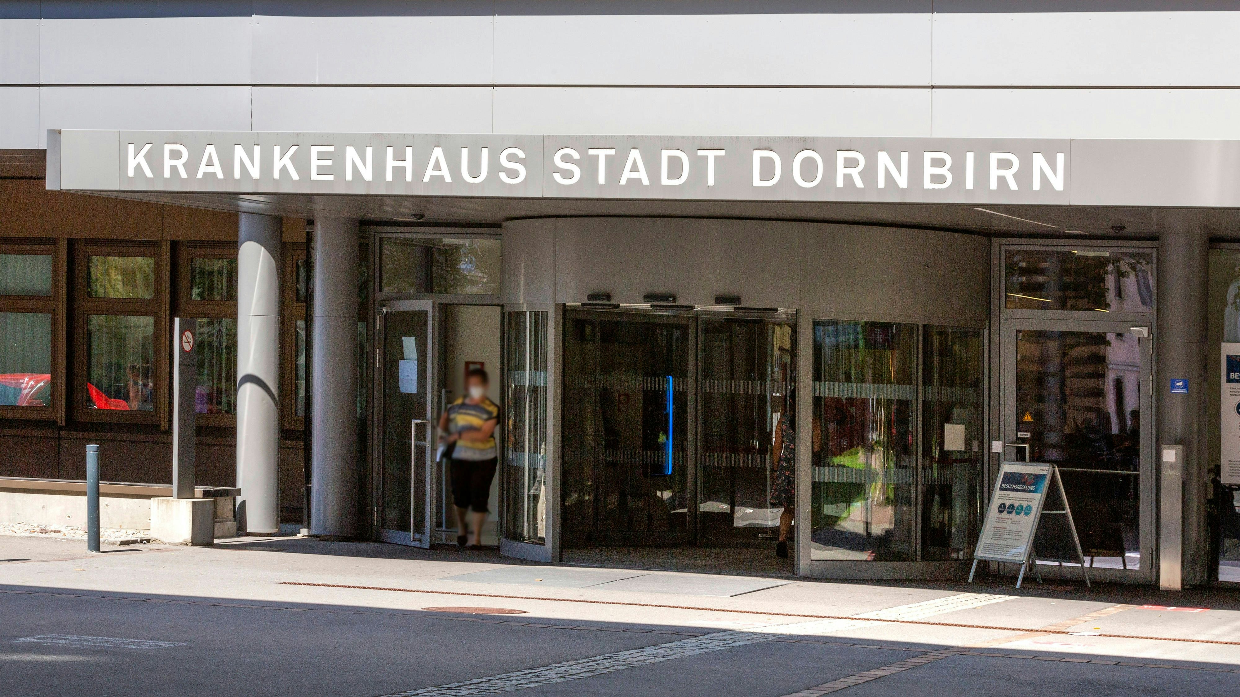 Das Opfer war im Innenhof des Krankenhaus Dornbirn spazieren, als es zu dem erschütternden Übergriff kam.