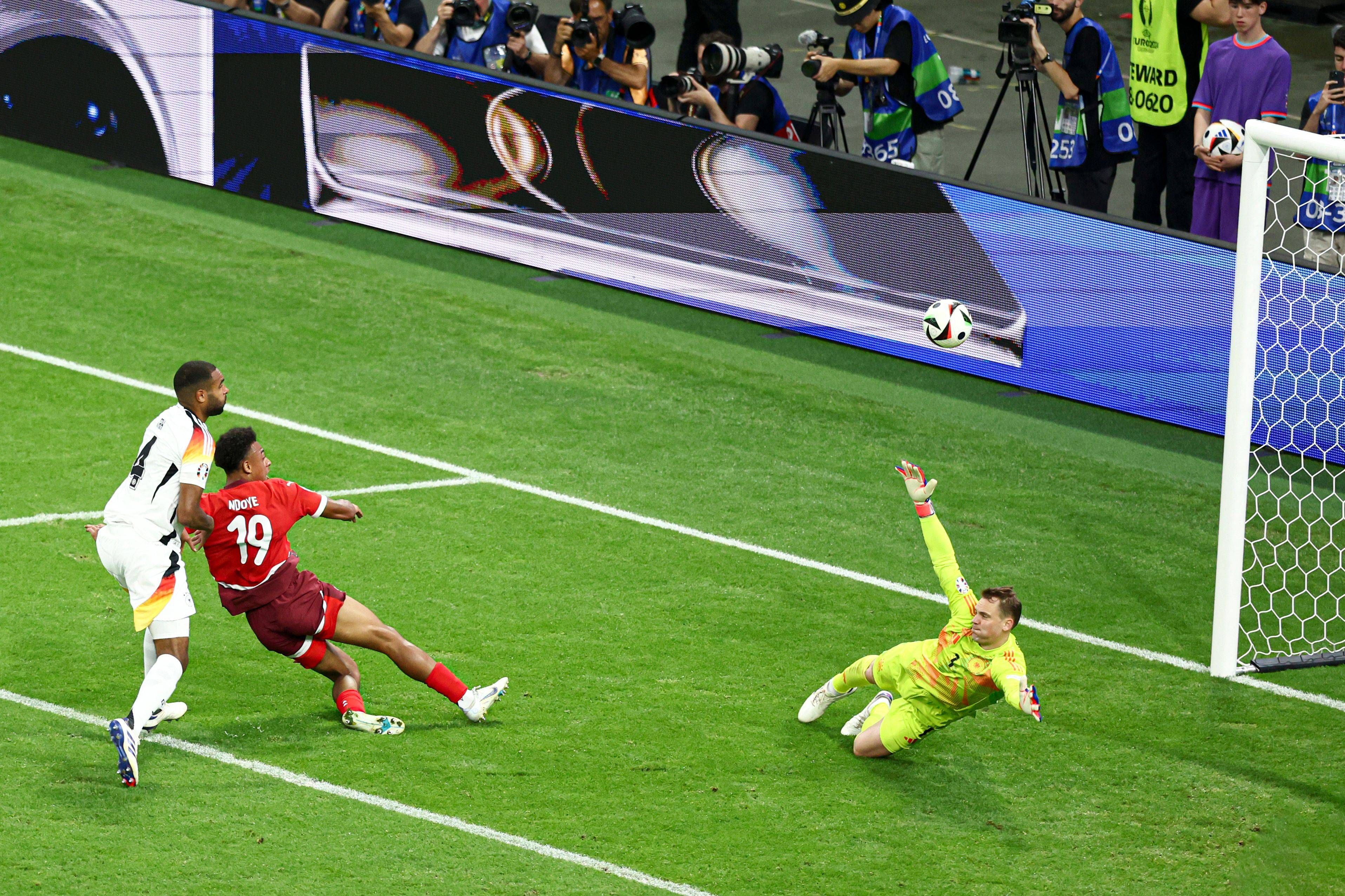 Ndoye trifft zum 1:0 für die Schweiz.