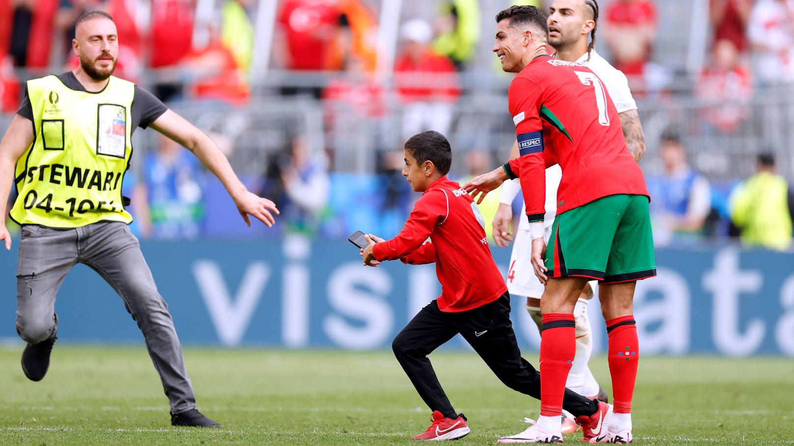 Mini-Flitzer vor Ronaldo-Foto: "Gehe aufs Klo"