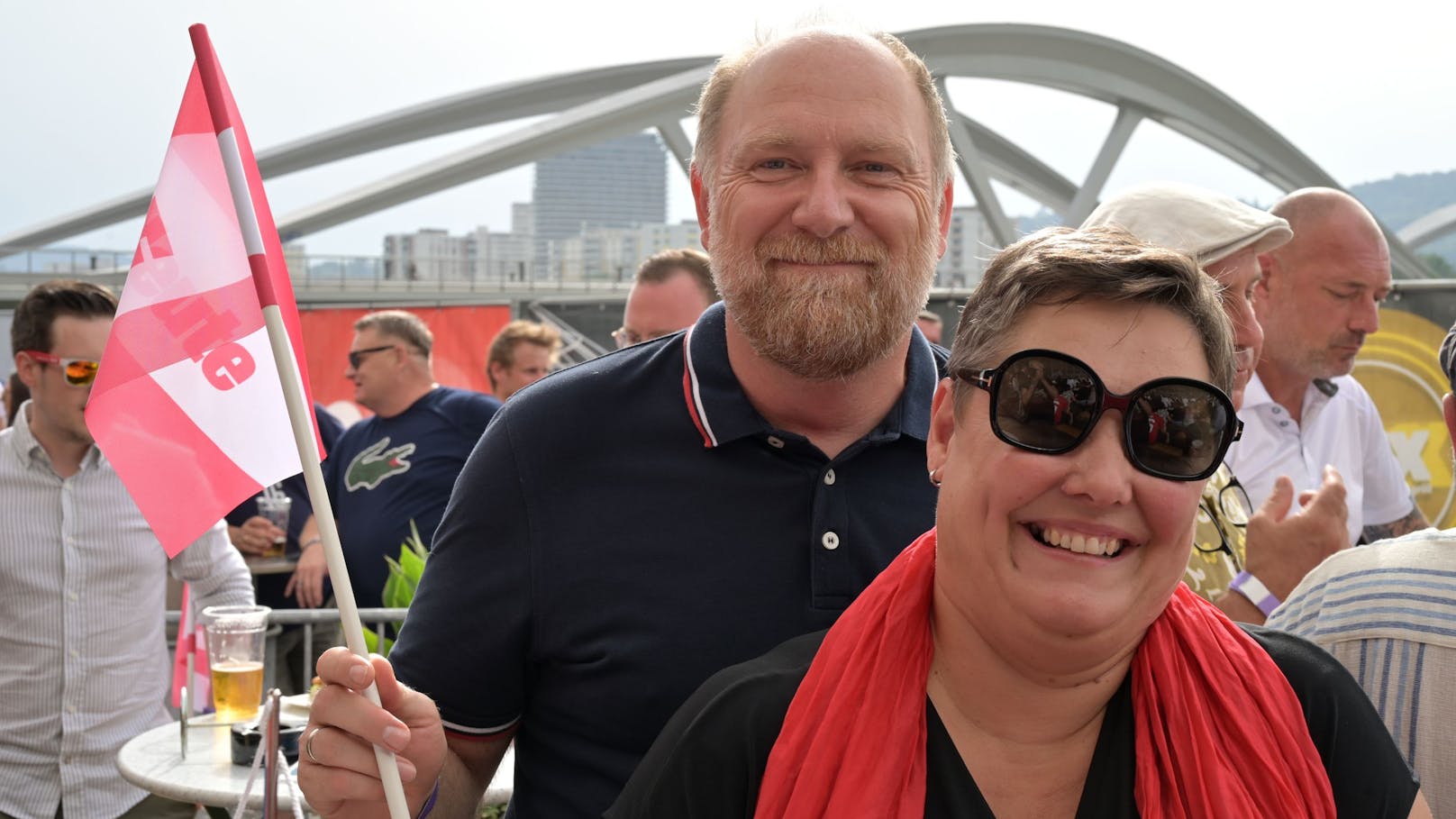 Große Fußball-Fans: Claudia Hahn, Geschäftsführerin der Baureform Wohnstätte, und ihr Ehemann
