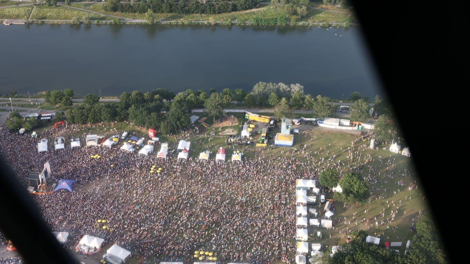 Zehntausende feierten beim Mega-Fest auf der Donauinsel mit.