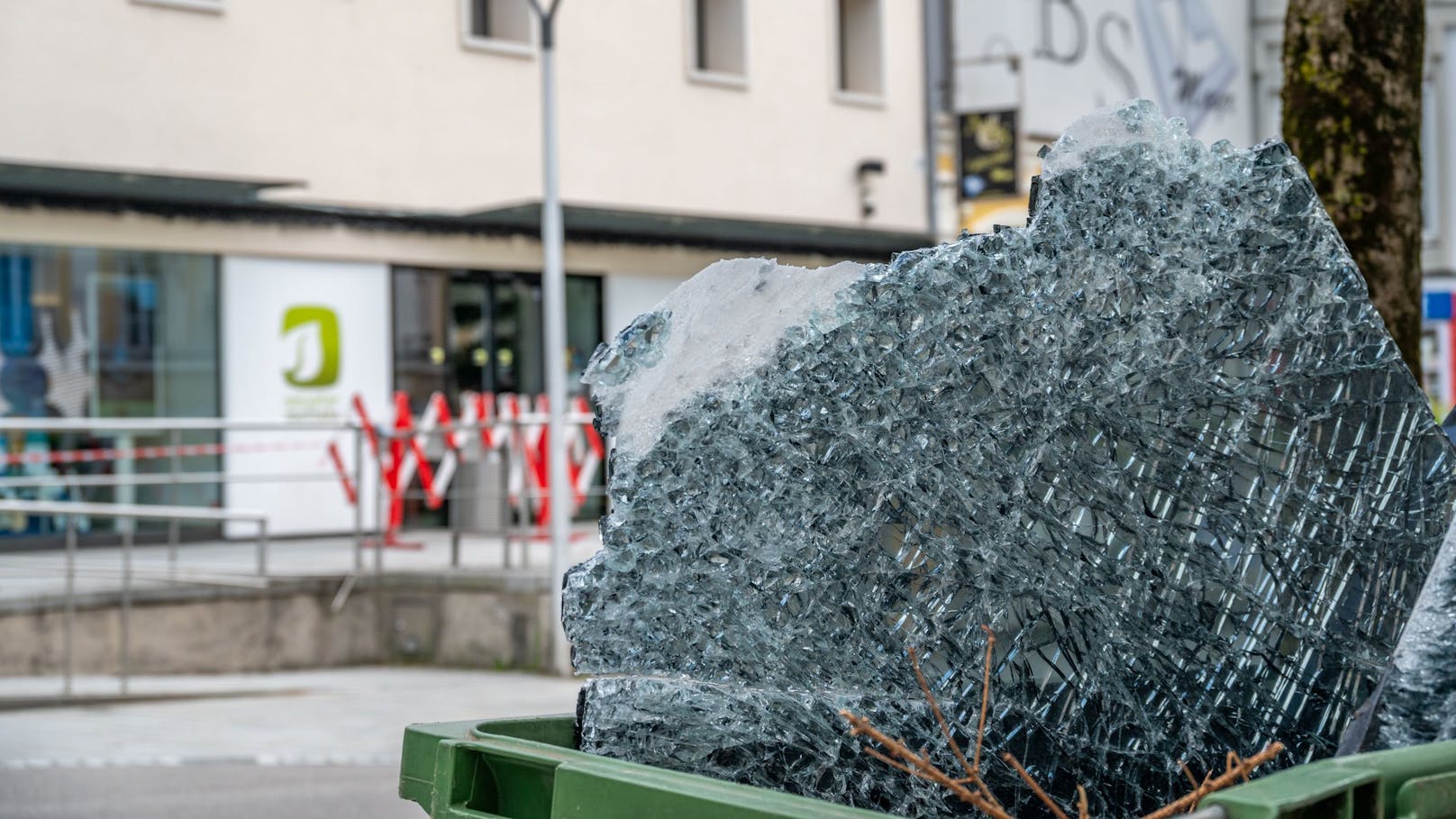 Der Maibaum hinterließ am Stadtplatz in Kirchdorf ein Bild der Zerstörung.