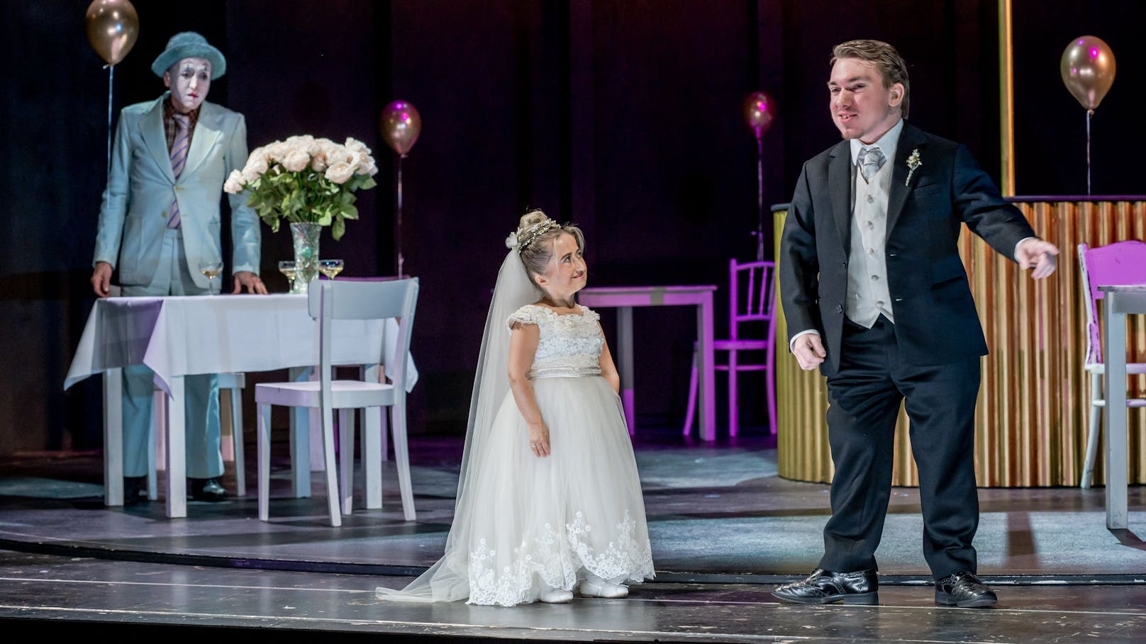 Im Theater in der Josefstadt ist Mühlbacher als Braut auf der Bühne zu sehen.