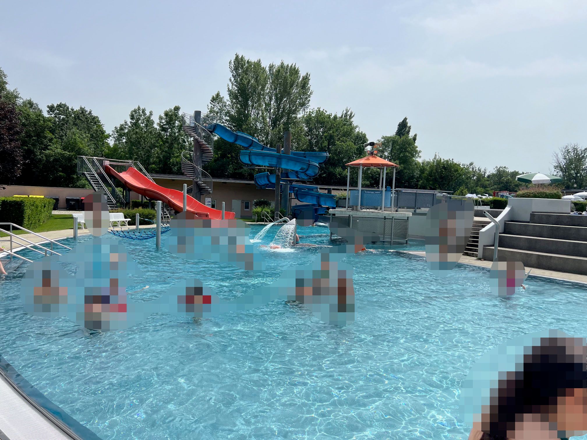 Das Freibad in Traiskirchen mit Rutsche und Sprudelbecken