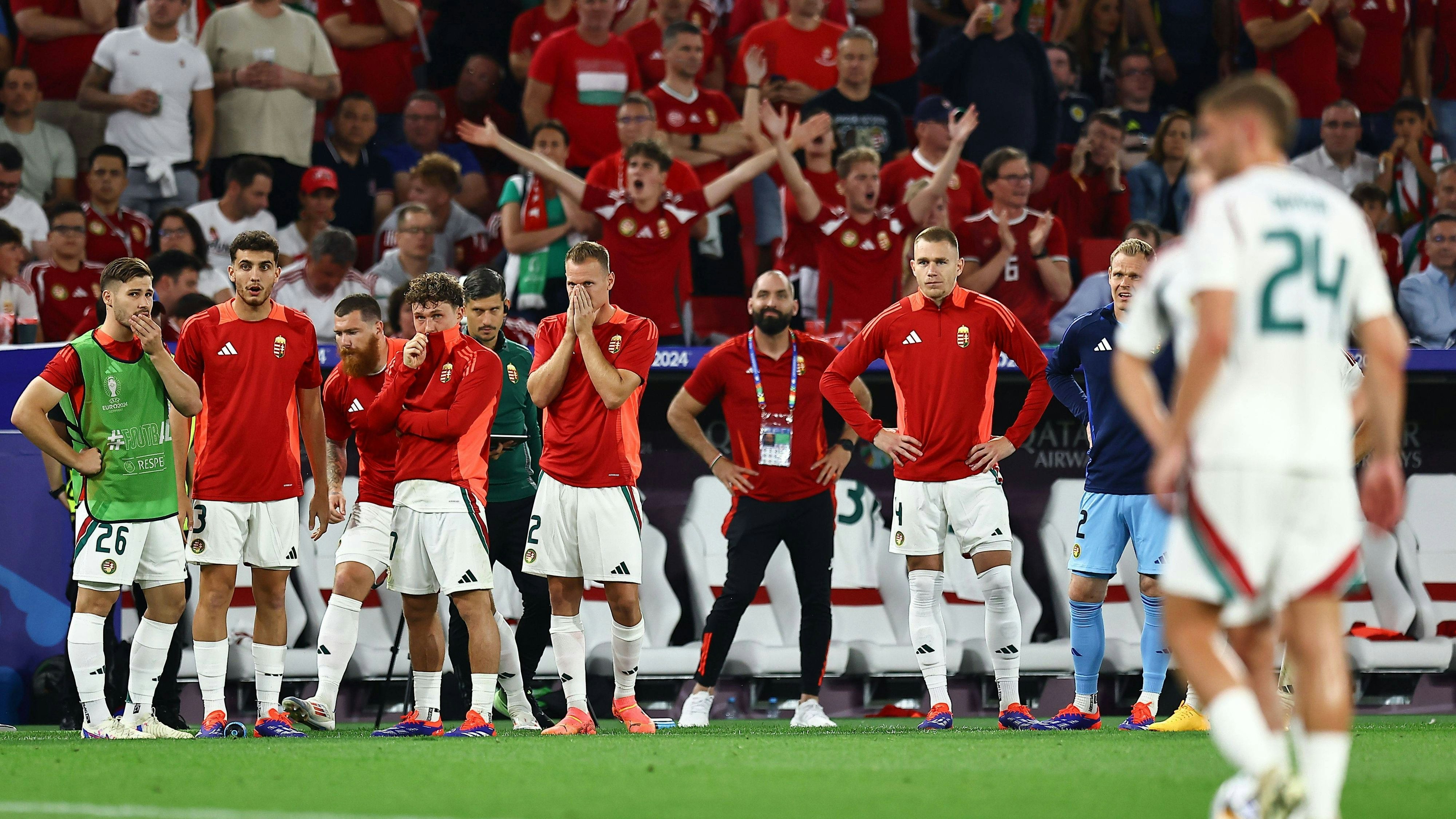 Die besorgten Kollegen bangen um Varga.