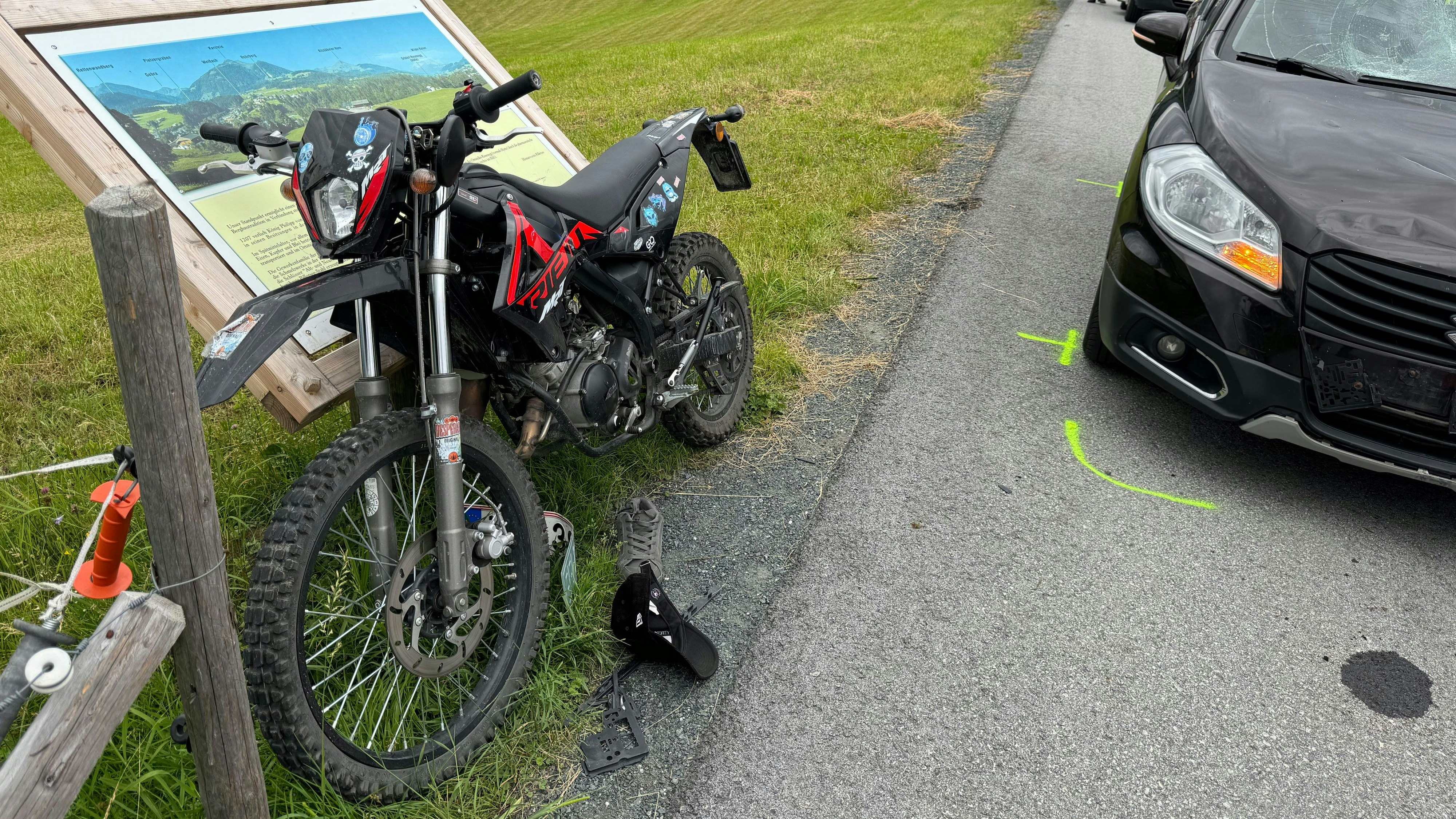 Die beiden Jugendlichen wurden bei dem Unfall verletzt.