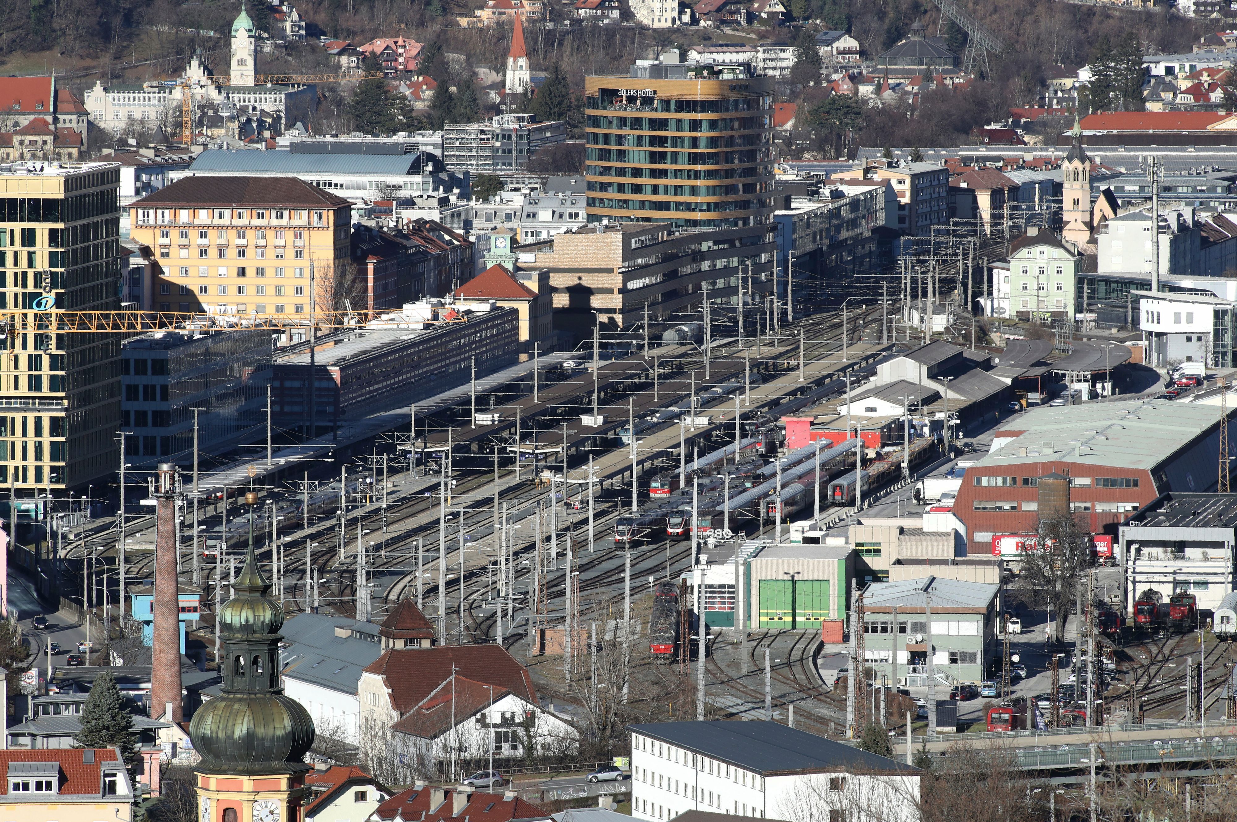 Am Innsbrucker Hauptbahnhof lief Sonntagnachmittag ein Großeinsatz der Polizei.