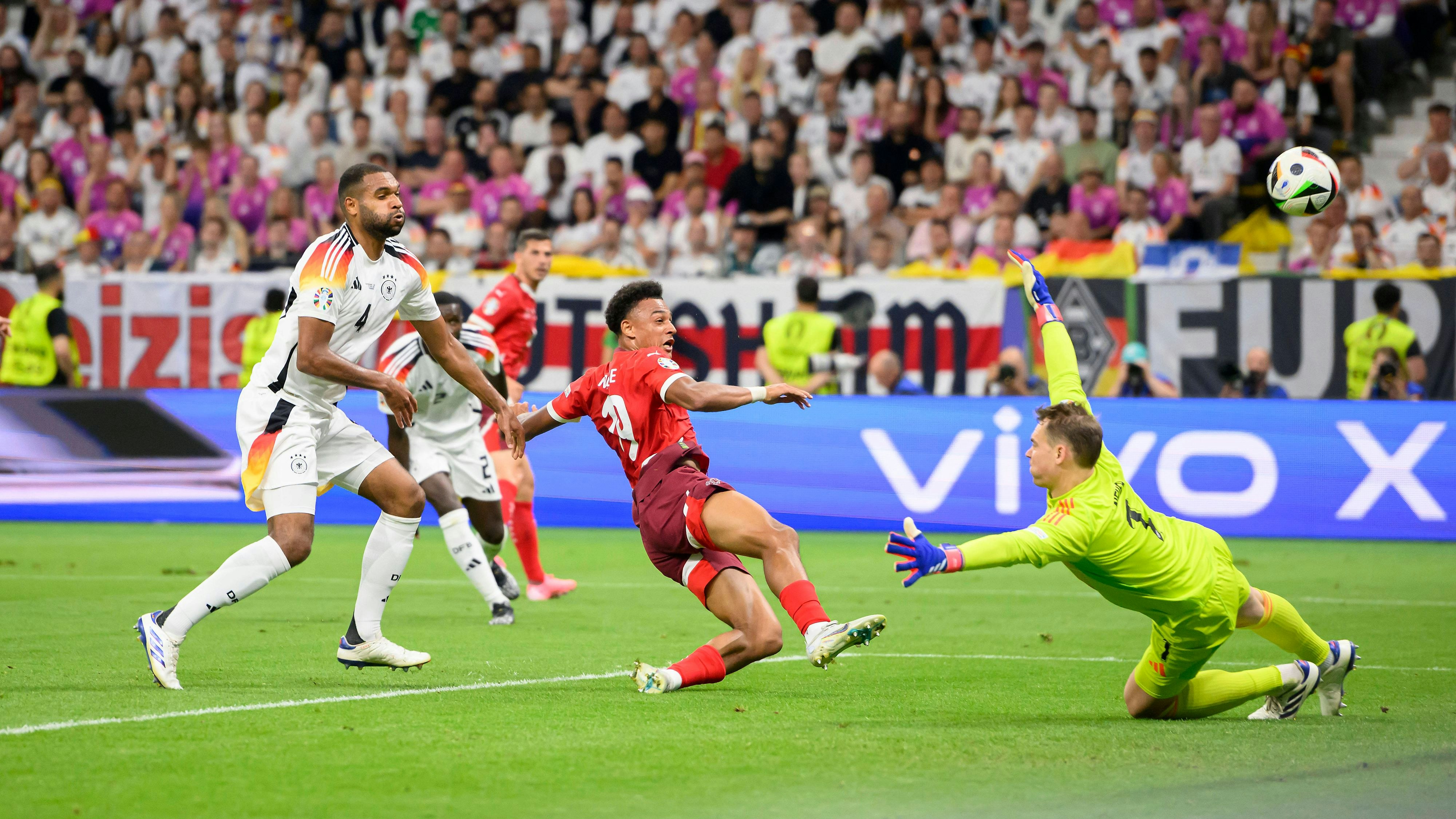 Jonathan Tah patzt beim Gegentor, fasst zudem eine Sperre aus.