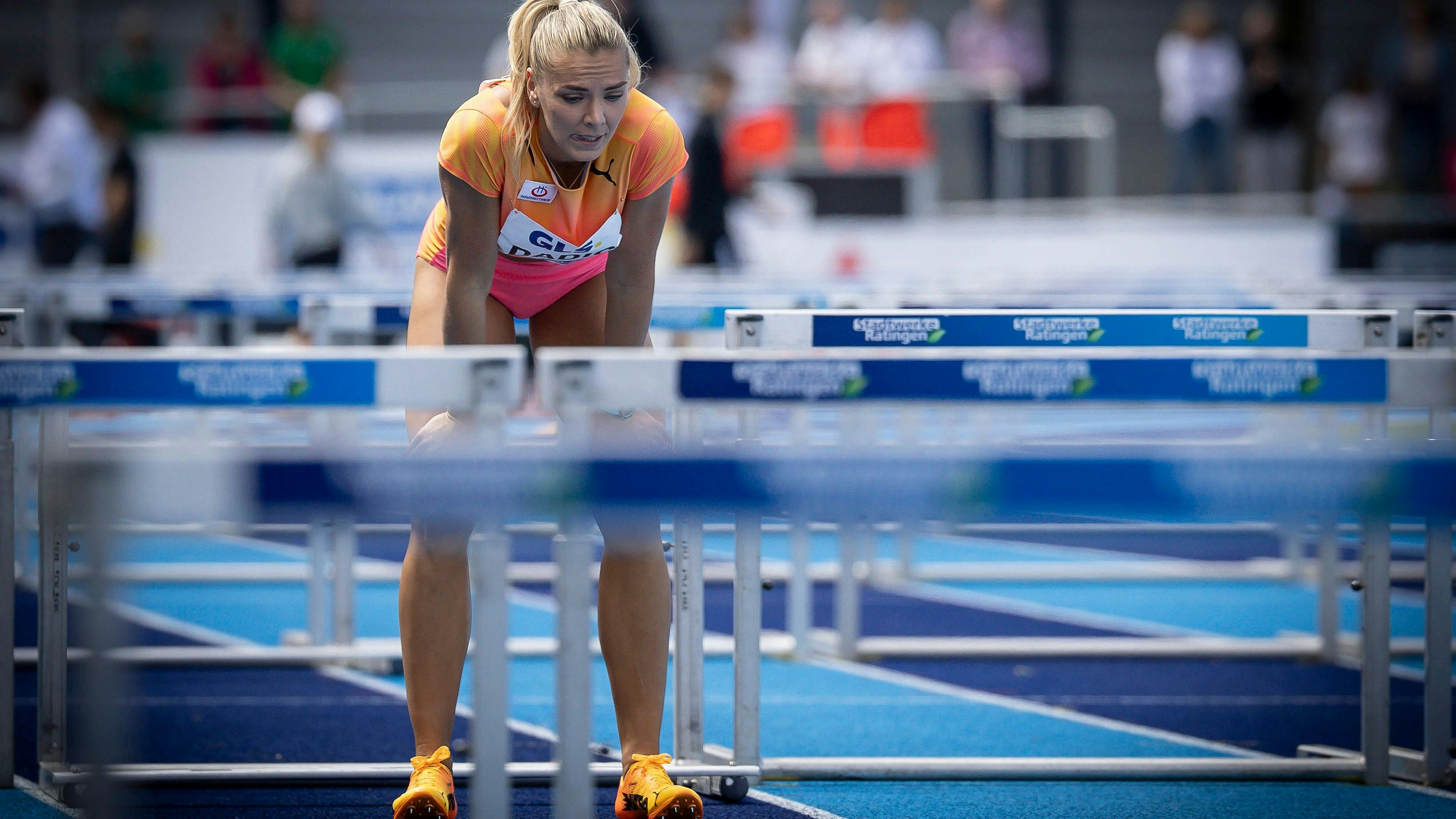 Ivona Dadic scheitert über die 100m Hürden.