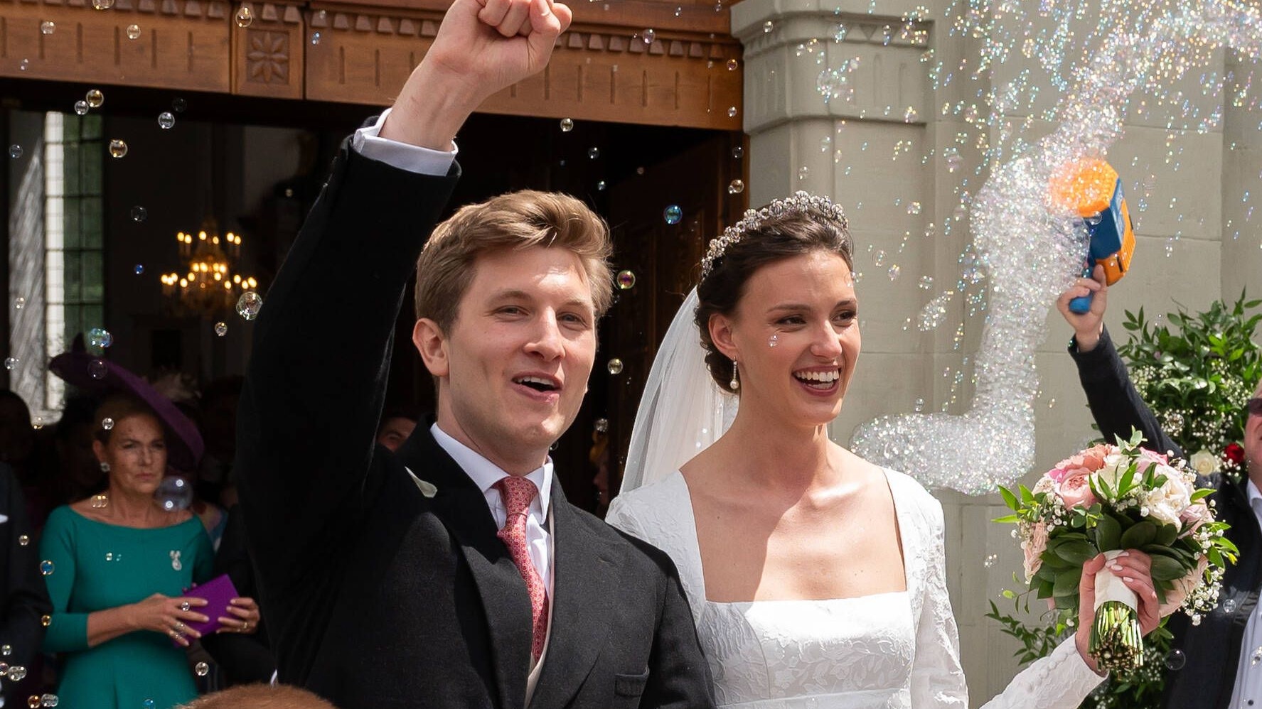 Die strahlenden Gesichter des glücklichen Brautpaares sprechen für sich.