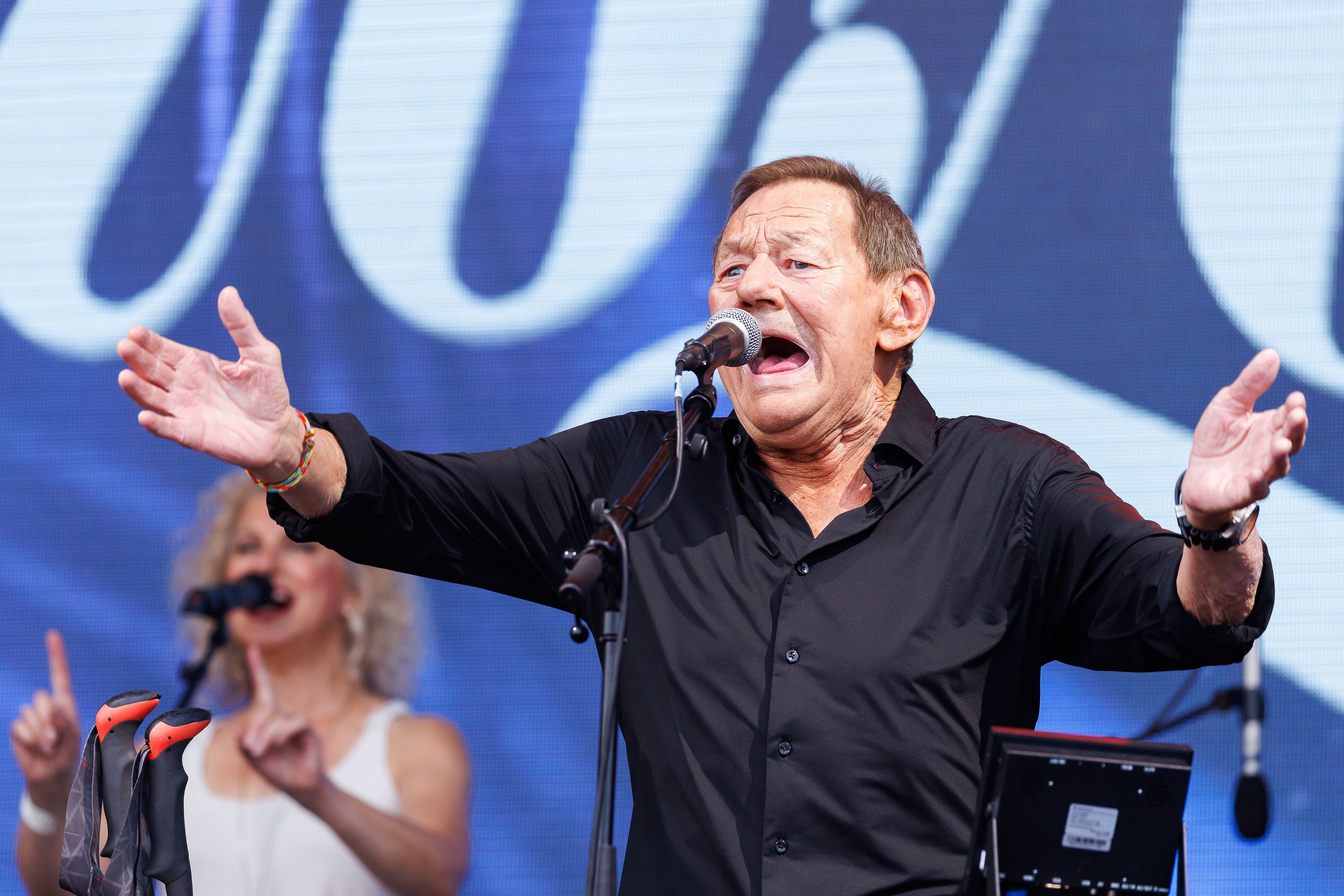 Wolfgang Ambros liegt mit Lähmungserscheinungen im Krankenhaus.