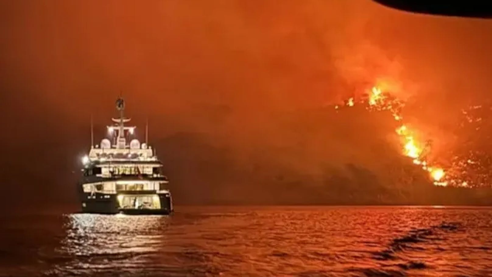 Yacht-Schnösel zündeten Feuerwerk, nun brennt der Wald