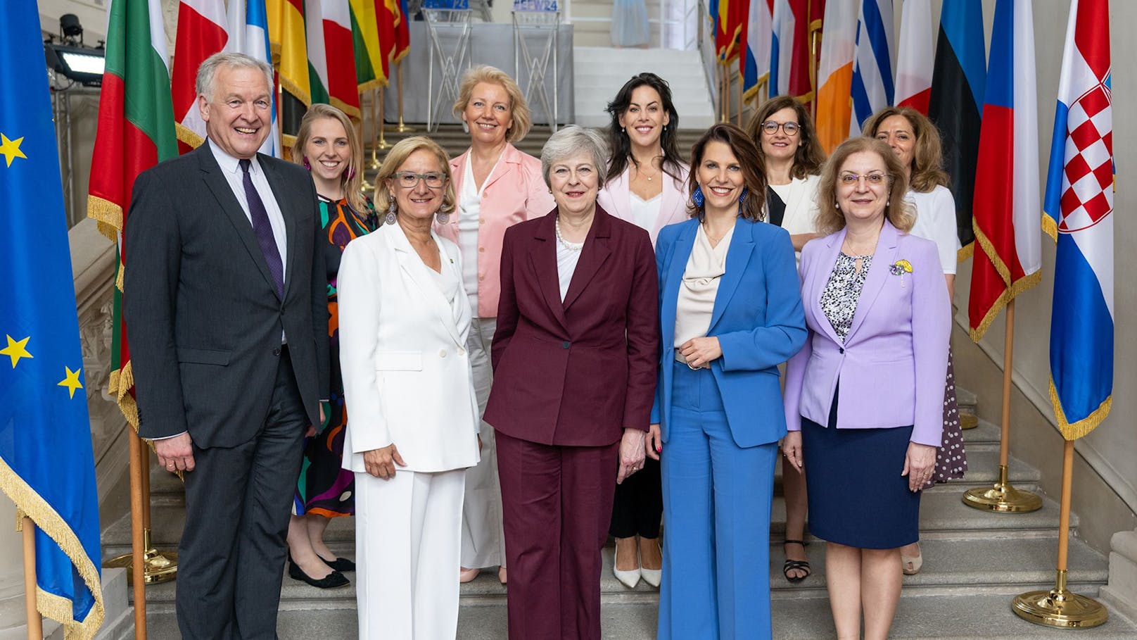 Der Präsident des Europa-Forums Wachau Martin Eichtinger, Europa-Forum Geschäftsführerin Theresa Edtstadler, Landeshauptfrau Johanna Mikl-Leitner, Andreja Metelko-Zgombic (Kroatien), Theresa May (UK), Jennifer Carroll MacNeill (Irland), Karoline Edtstadler, Ines Domingos (Portugal), Daniela Grigore Gitman (Rumänien) und Elena Schekerletowa (Bulgarien).