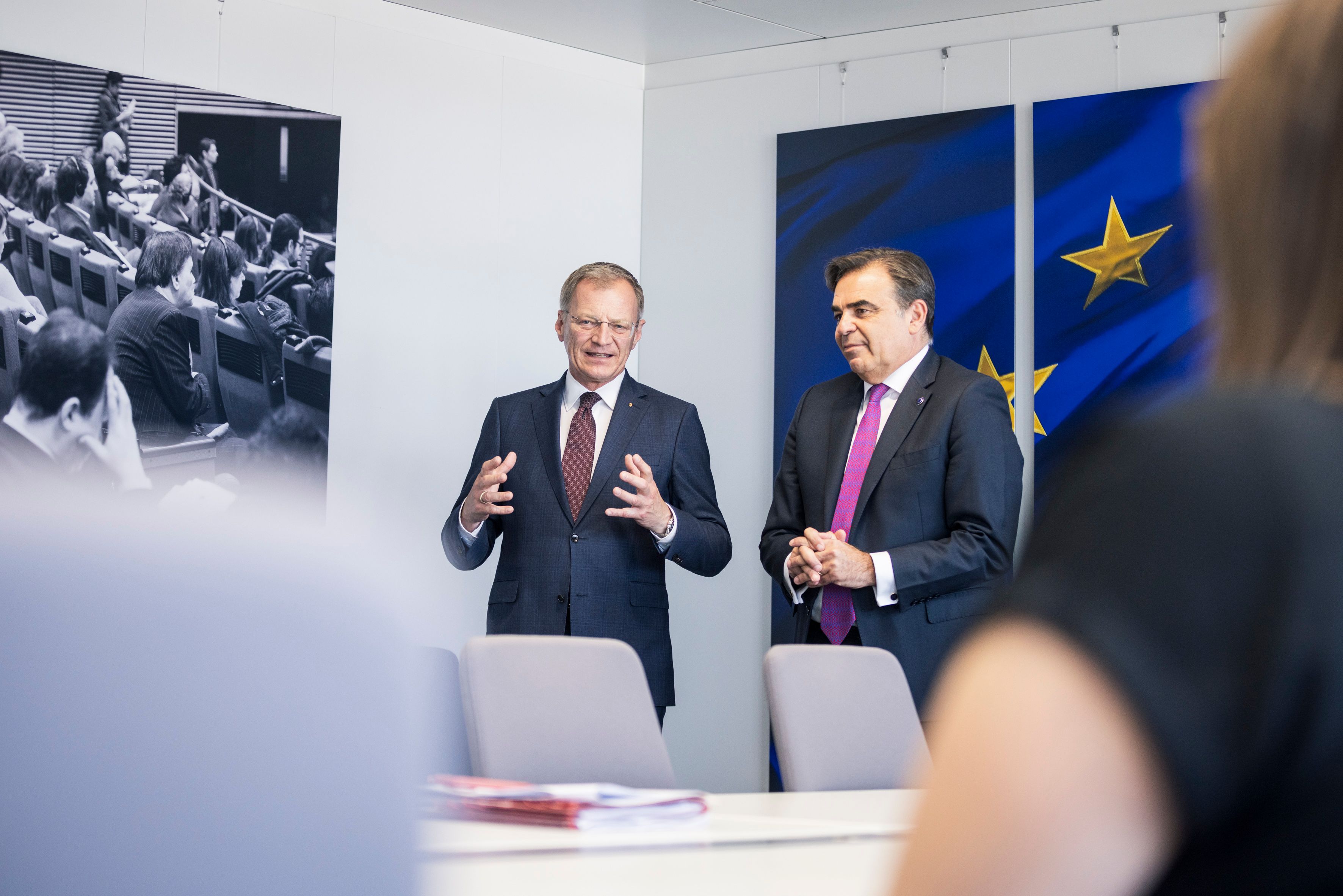 LH Thomas Stelzer neben Margaritis Schinas, Vizepräsident der Europäischen Kommission in Brüssel.