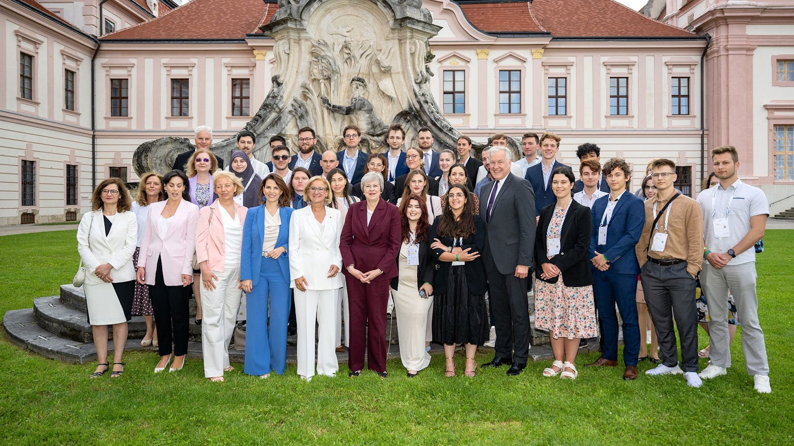 Die Ehrengäste des Europa-Forums Wachau mit jugendlichen Teilnehmerinnen und Teilnehmern aus ganz Europa.