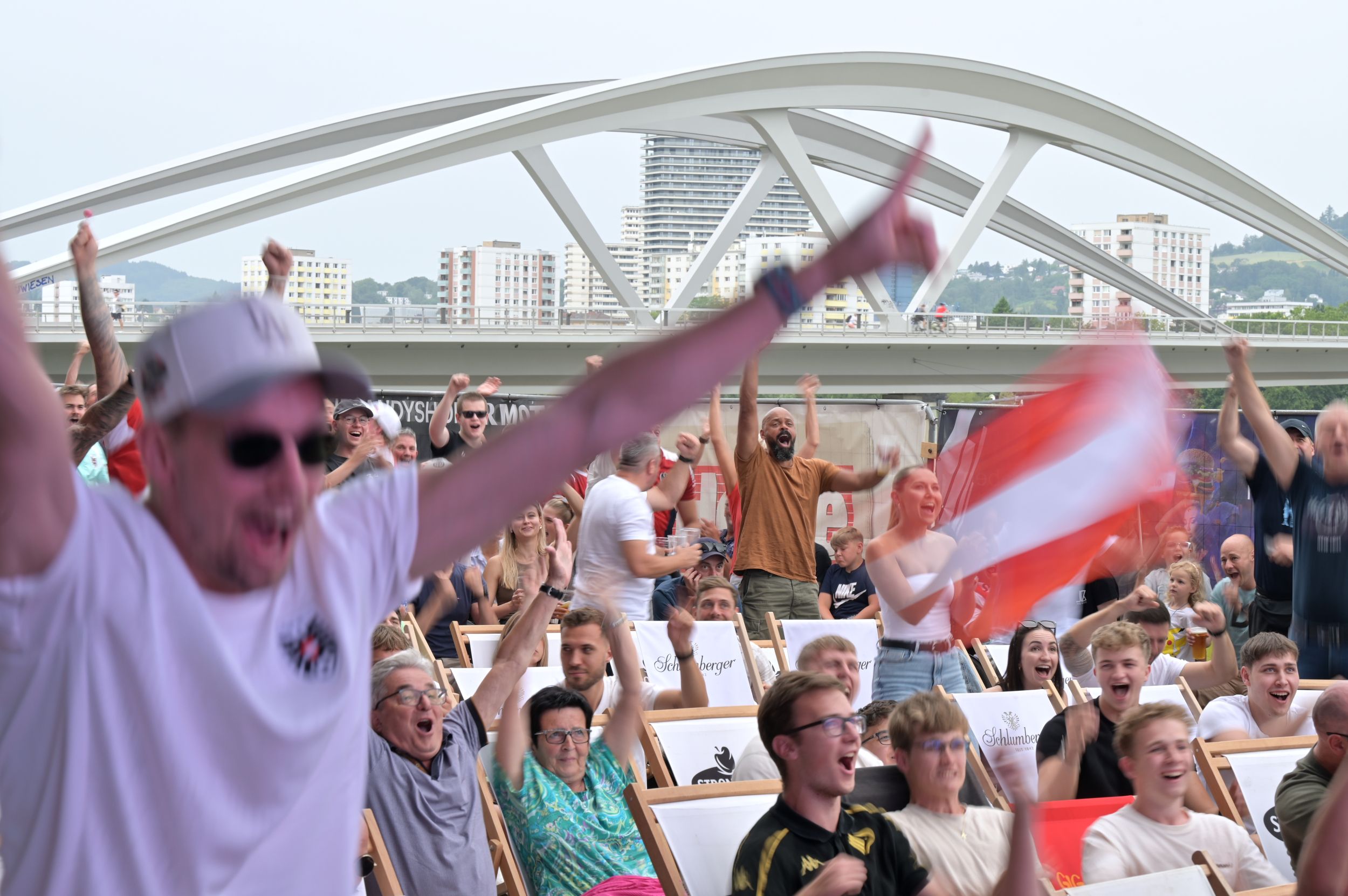 Hunderte Fans feierten Österreichs Nationalteam am Linzer Donau-Ufer.