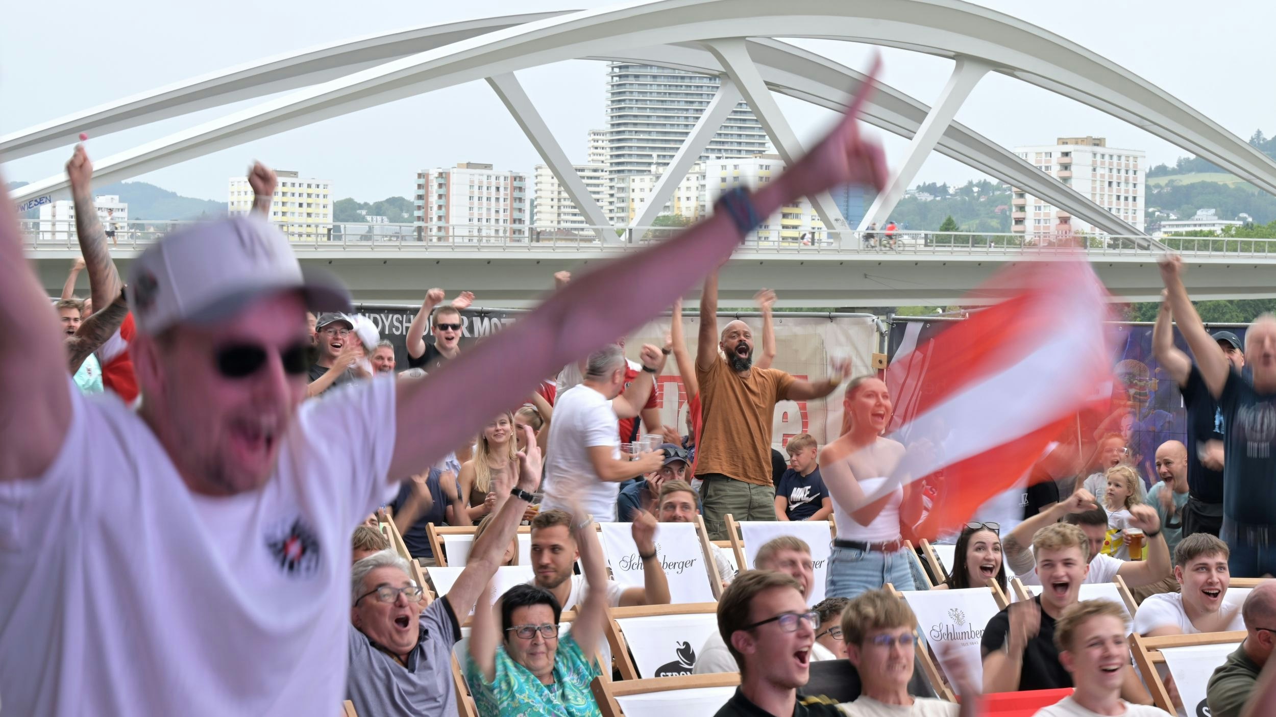 Hunderte Fans feierten Österreichs Nationalteam am Linzer Donau-Ufer.