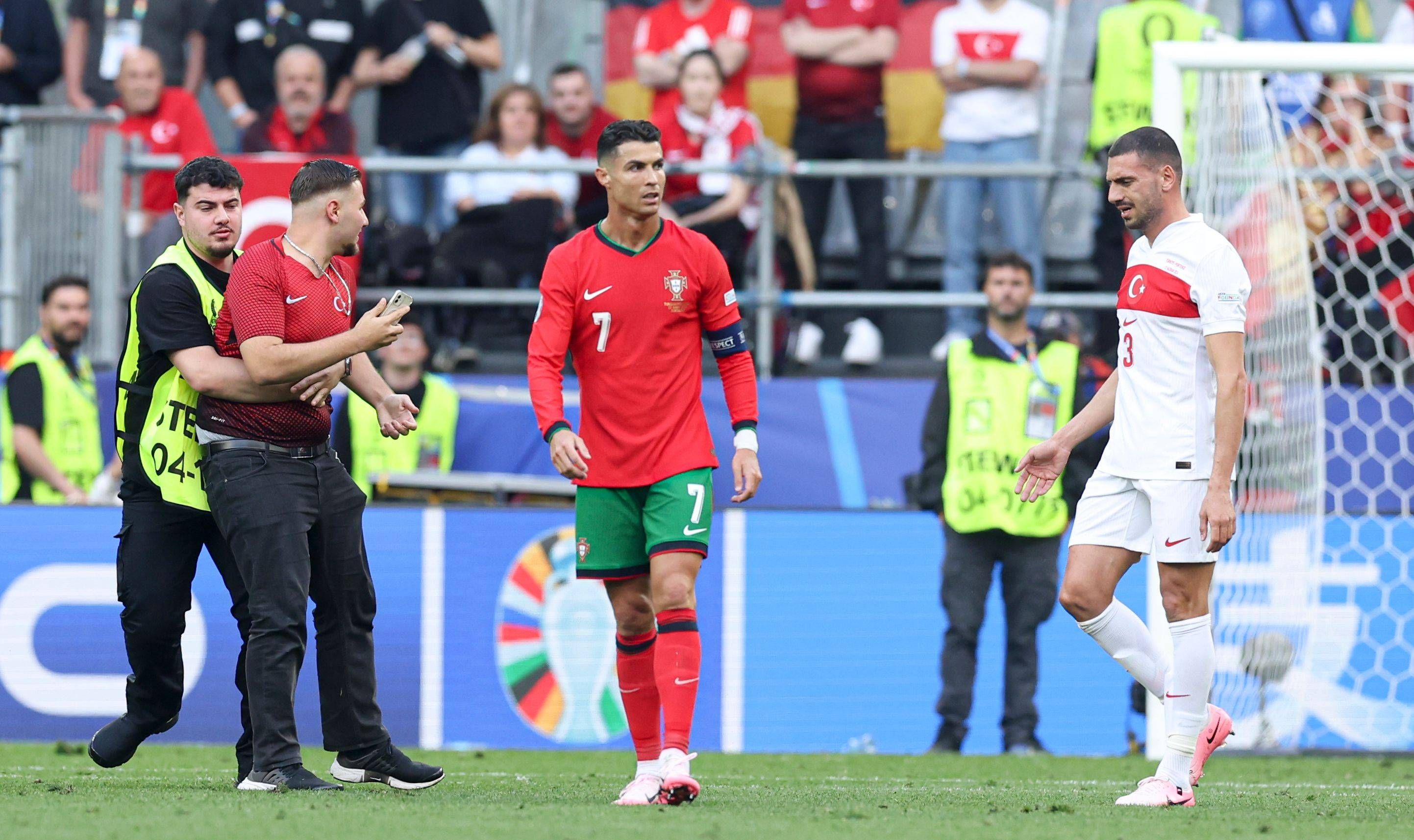 Sechs Flitzer versuchten beim Spiel der Portugiesen gegen die Türkei ein Foto mit Cristiano Ronaldo zu ergattern.