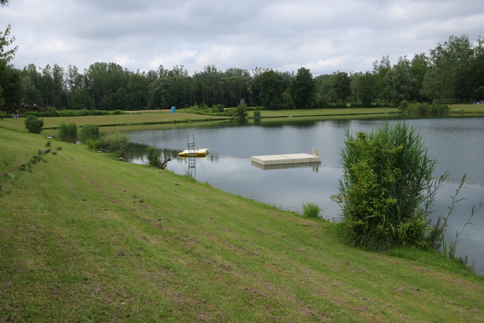 Diese gelbe Schwimminsel (links) wollte der junge Mann in Goldwörth ans Ufer schaffen. Er kam dabei ums Leben.