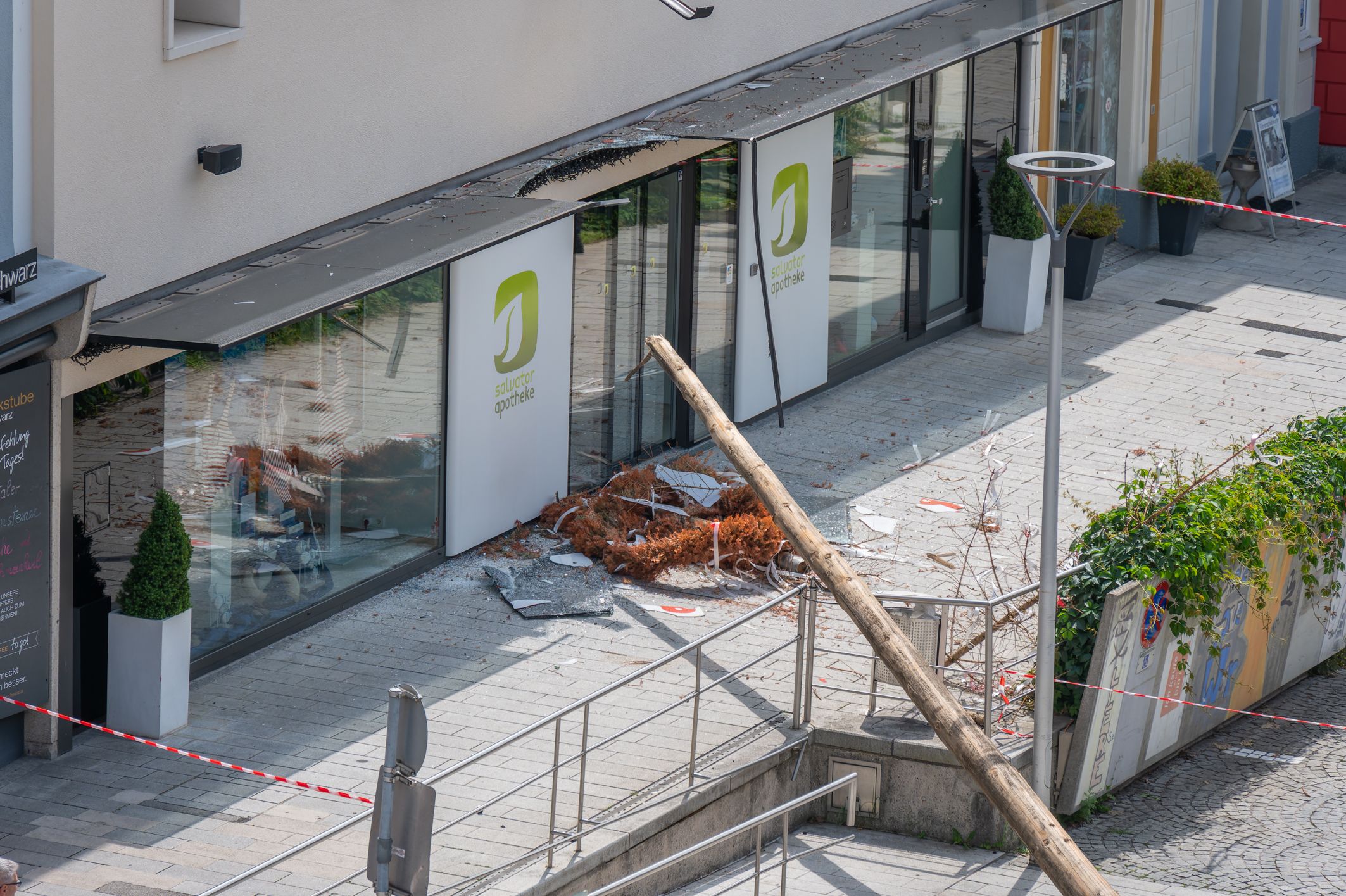 Beim Maibaum-Umschneiden in Kirchdorf an der Krems kam es zum großen Unglück: Der Baum fiel in die falsche Richtung.