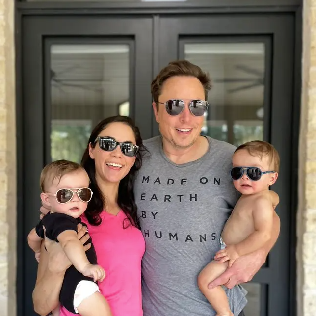 Elon mit seiner derzeitigen Partnerin Shivon Zilis und den gemeinsamen Zwillingen.
