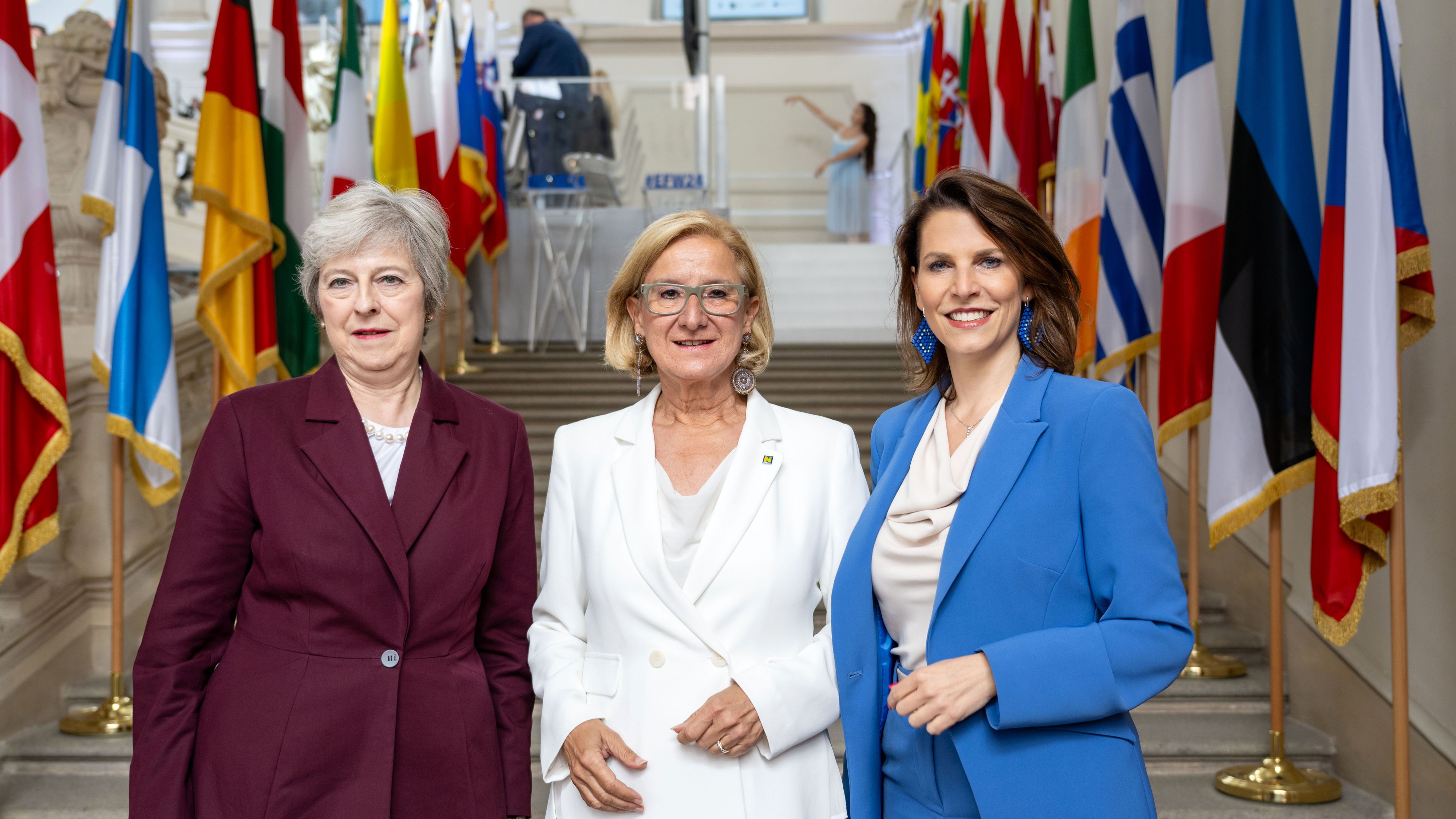 Die ehemalige britische Premierministerin Theresa May mit Landeshauptfrau Johanna Mikl-Leitner und Bundesministerin Karoline Edtstadler beim Forum in der Wachau.