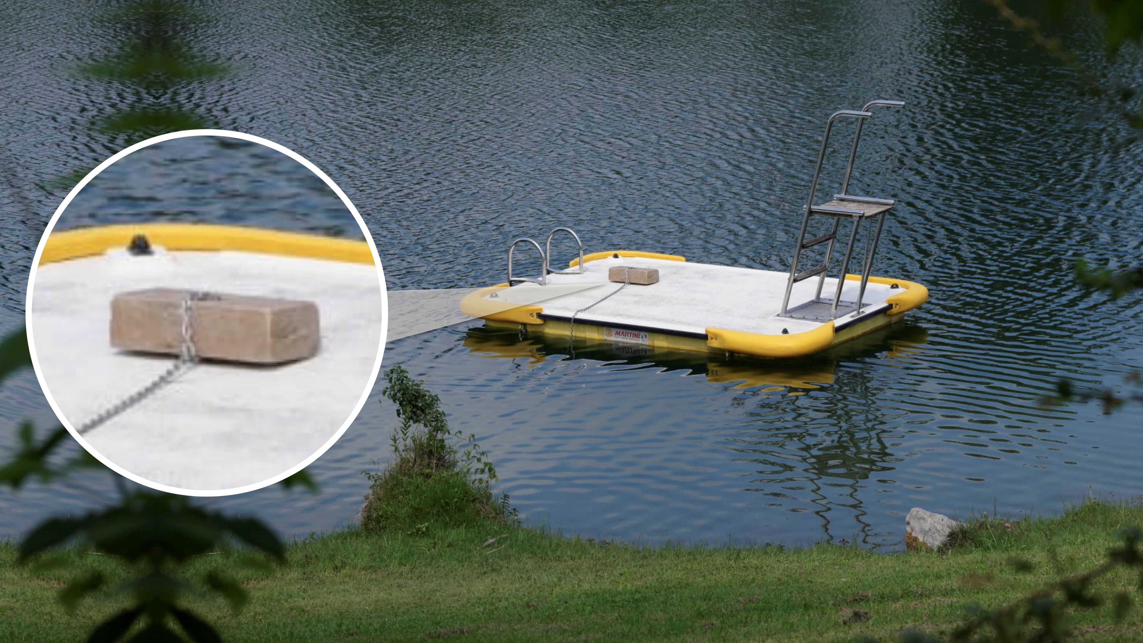 Diesen Stein, mit dem die Schwimminsel am Grund des Sees befestigt war, konnte der 19-Jährige noch problemlos auf die Insel hieven.