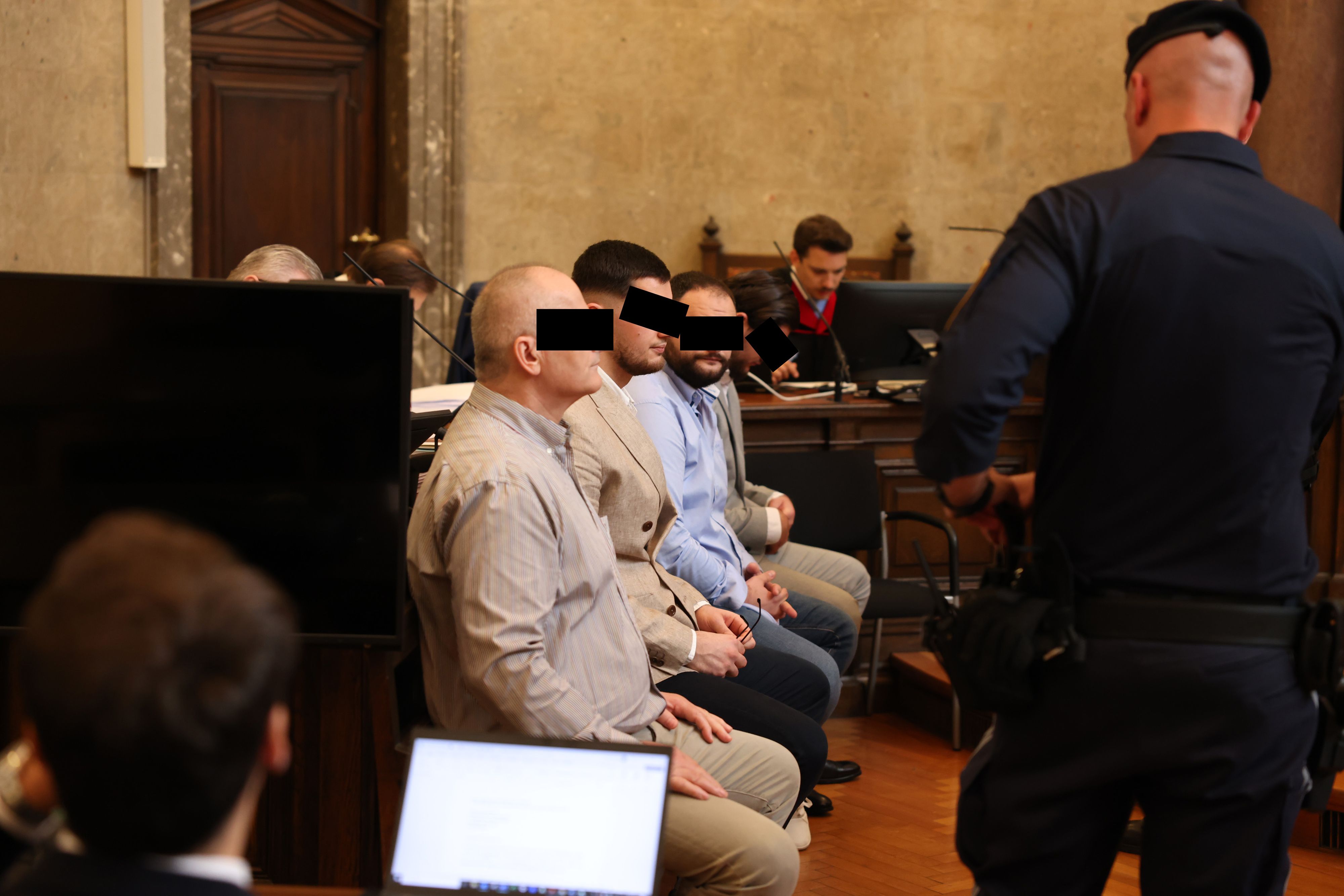 Der angeklagte Familienclan: Der Bauunternehmer (54) und seine drei Söhne (v.l.n.r.)