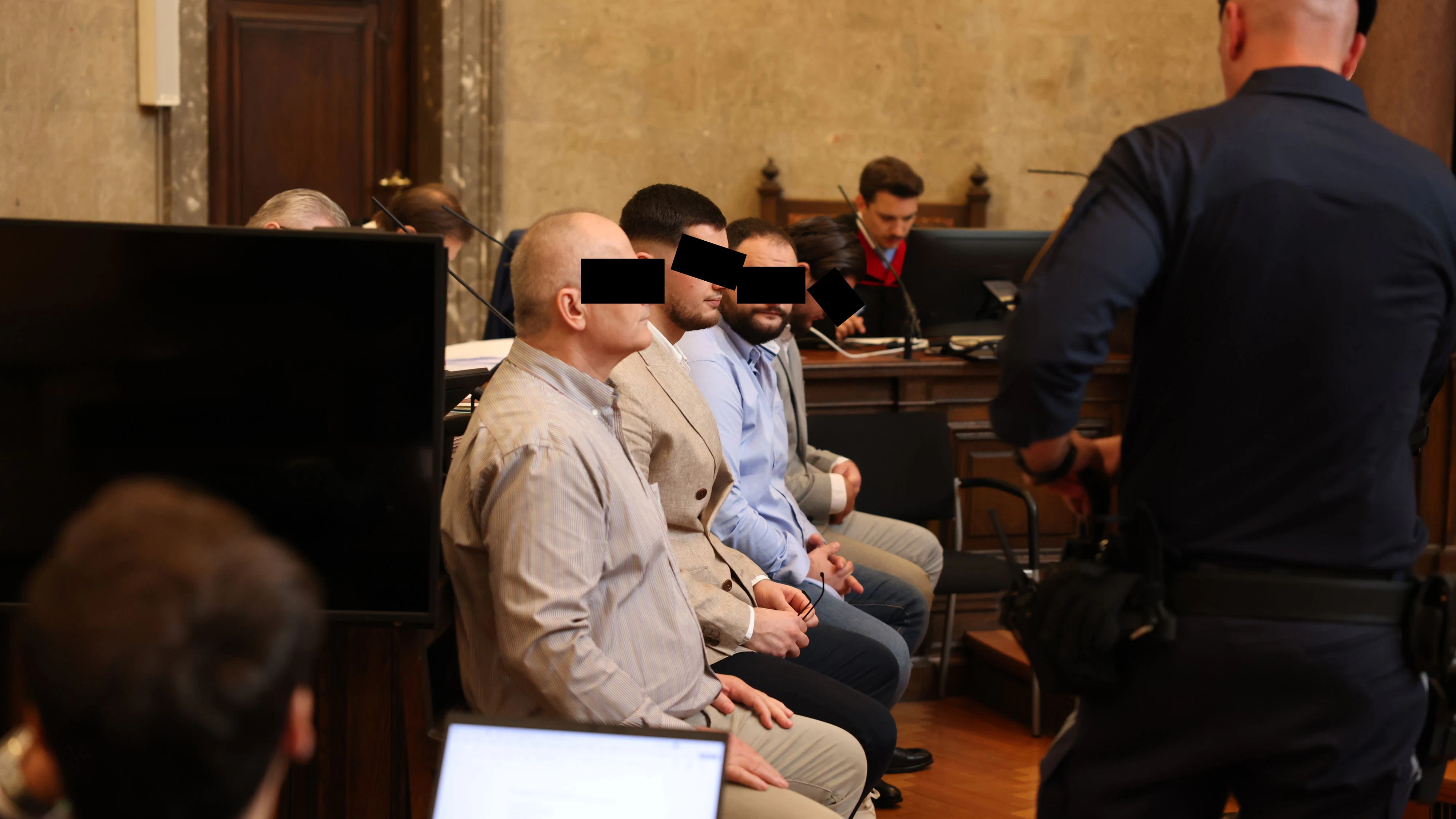 Der angeklagte Familienclan: Der Bauunternehmer (54) und seine drei Söhne (v.l.n.r.)