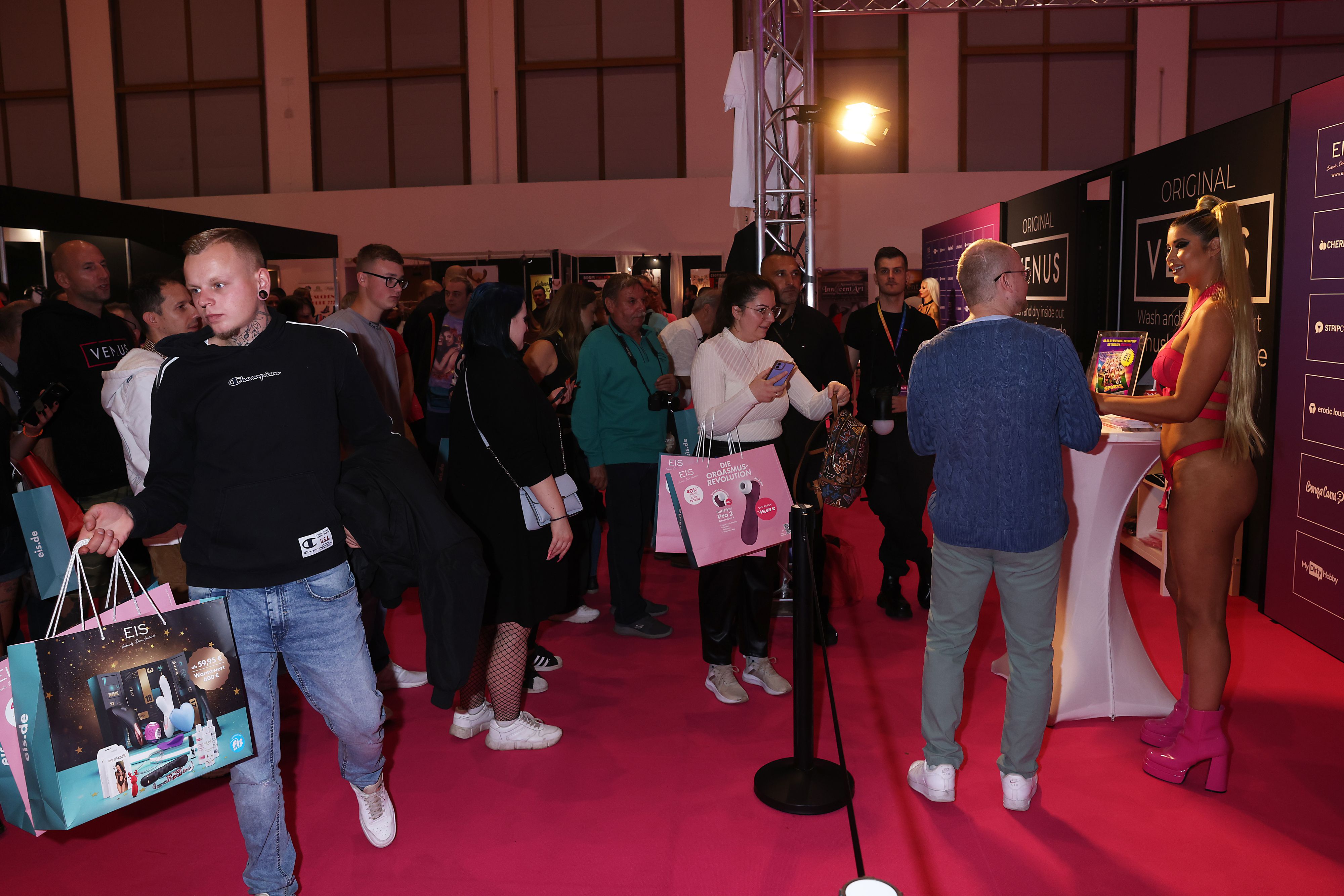 Ob Porno-Stars, Cam-Girls, Erotik-Influencer oder sexy Berühmtheiten - Fans können ihre Idole persönlich treffen.