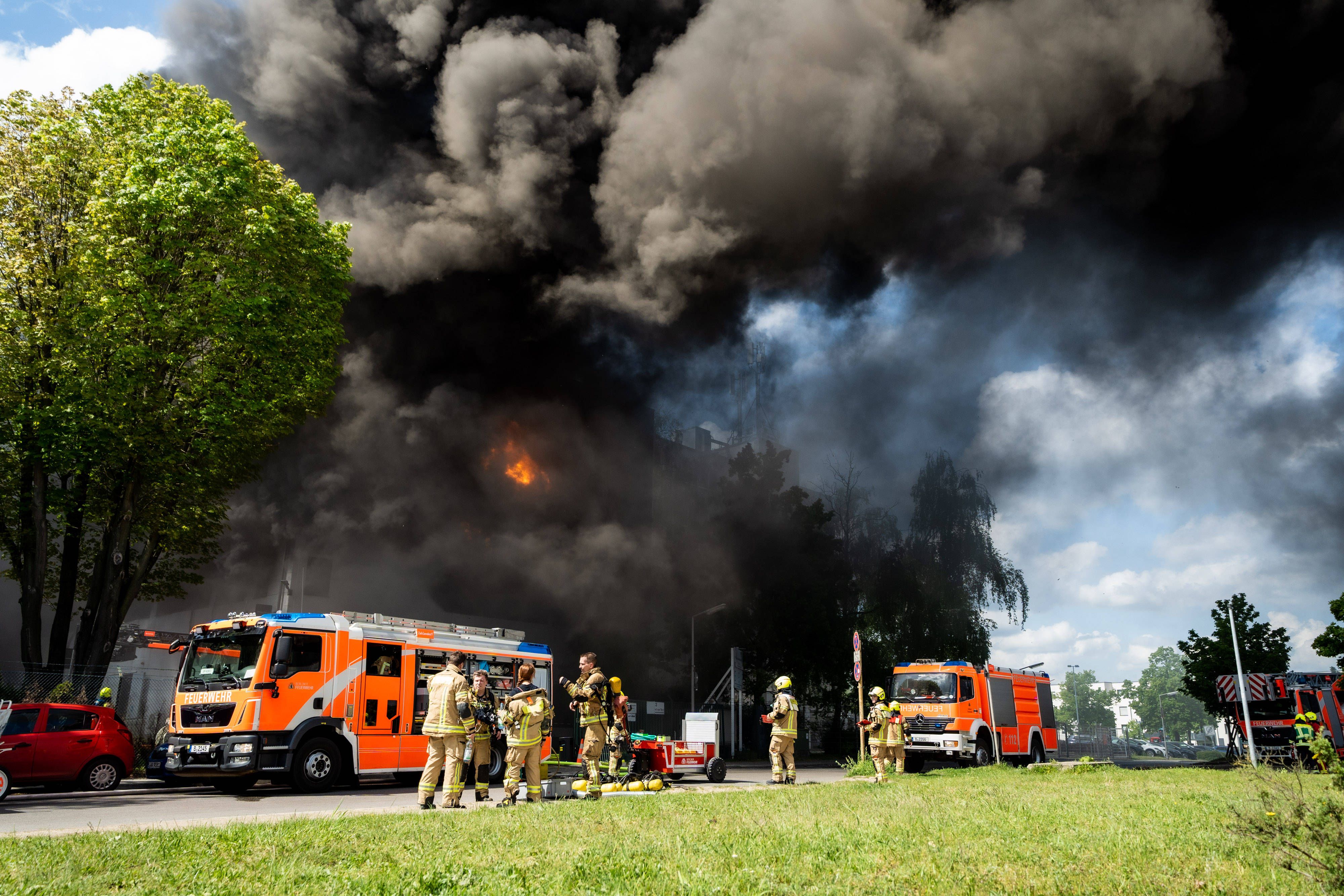 Flammen und dichter Qualm waren bei einem Brand in Berlin-Lichterfelde in der Rauchsäule zu sehen. In einem Betrieb in Berlin-Lichterfelde brach Anfang Mai ein Feuer aus.