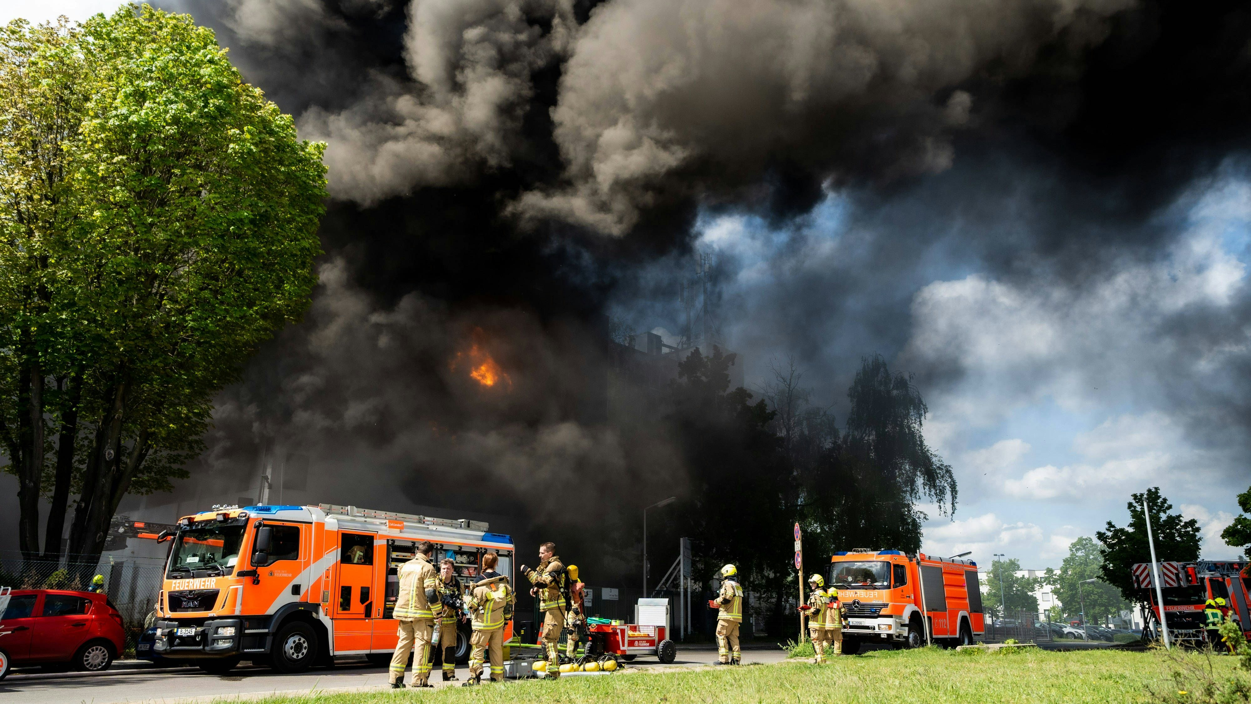 Flammen und dichter Qualm waren bei einem Brand in Berlin-Lichterfelde in der Rauchsäule zu sehen. In einem Betrieb in Berlin-Lichterfelde brach Anfang Mai ein Feuer aus.