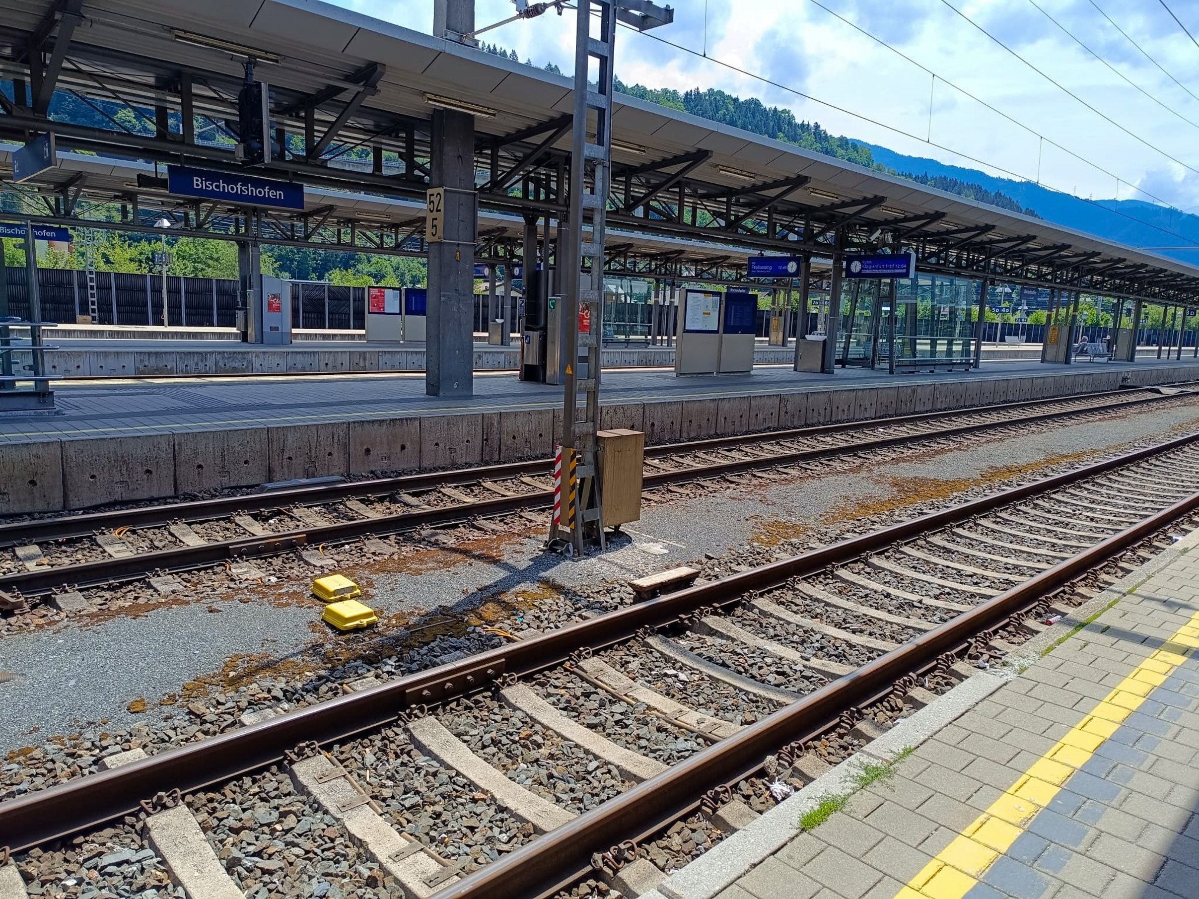 Am Bahnhof Bischofshofen wurde ein 21-Jähriger am Sonntagabend von sieben Jugendlichen brutal attackiert.
