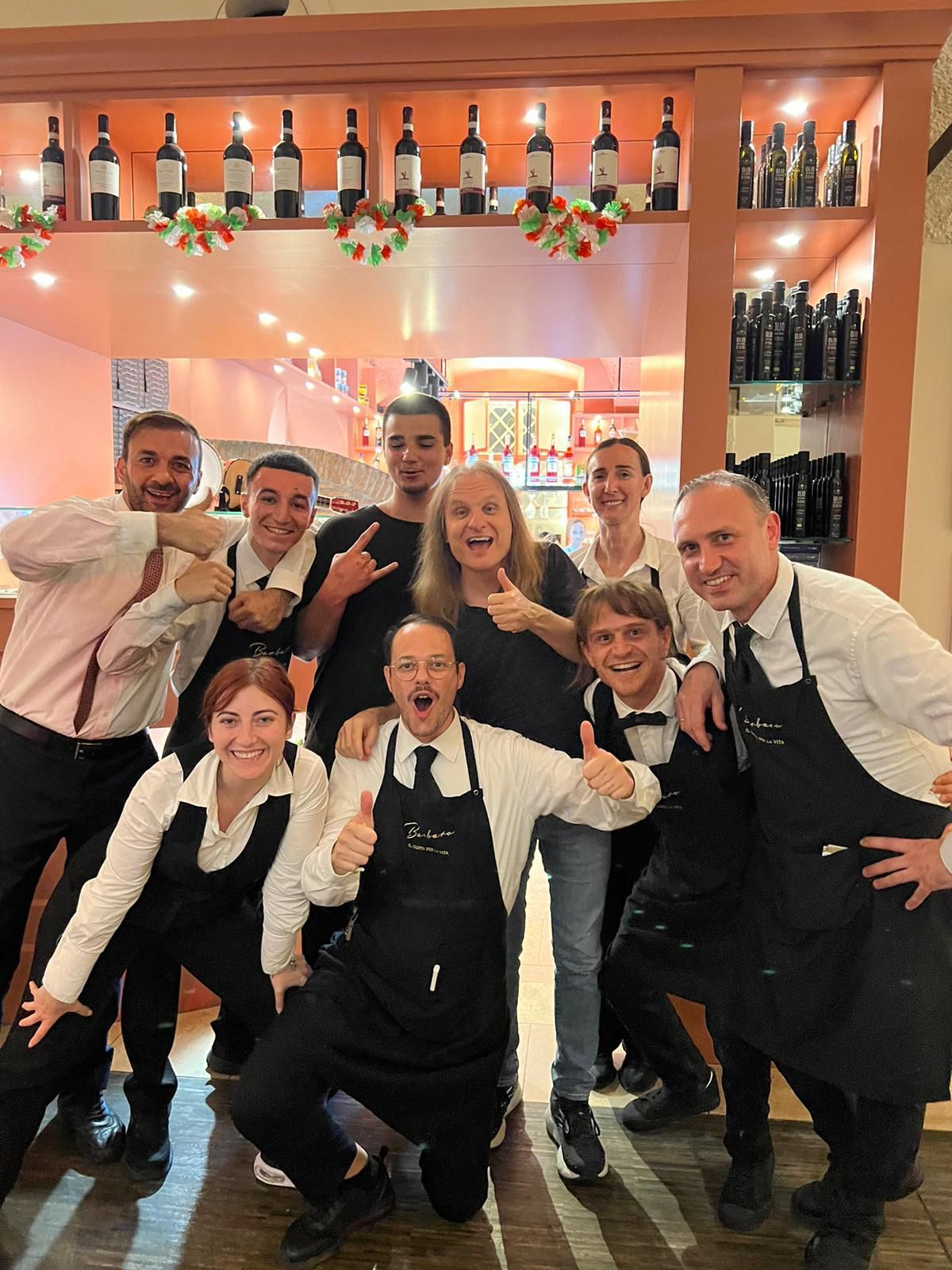 Matt Laug umringt von der 